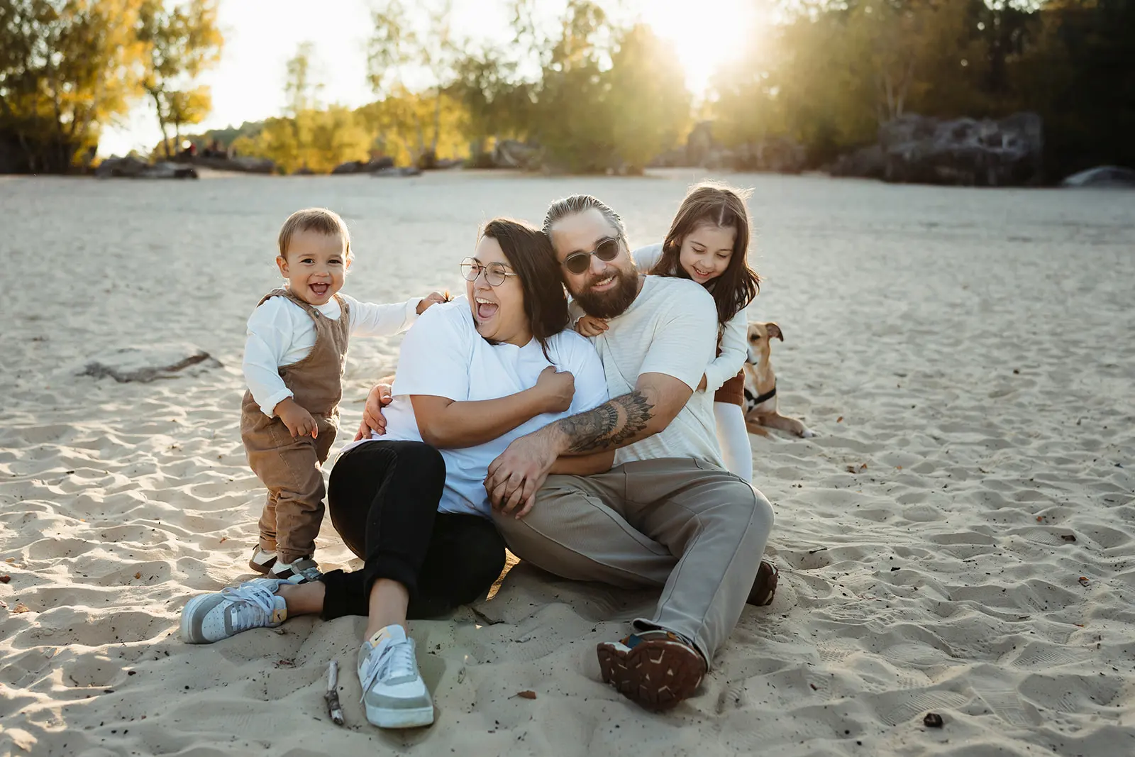 Photo de famille spontanée et drôle pendant une séance photo famille à Fontainebleau
