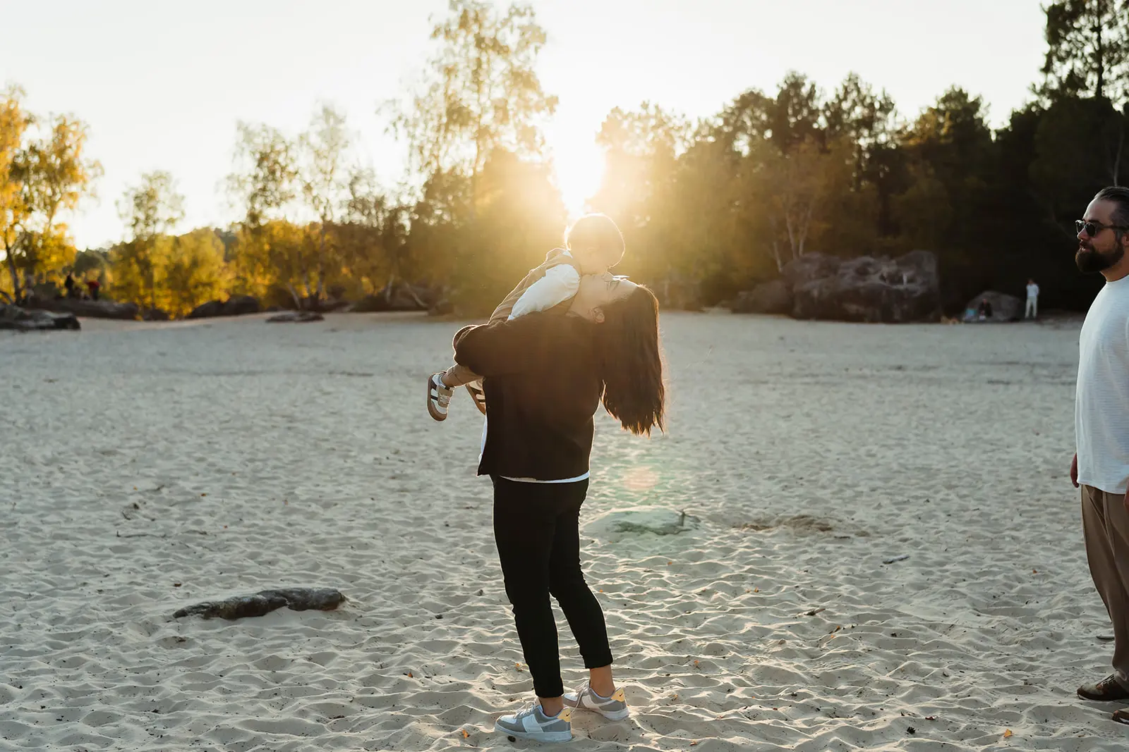 Image d'une maman et de son bébé au coucher du soleil dans la forêt de Fontainebleau pendant une séance photo maman enfant.