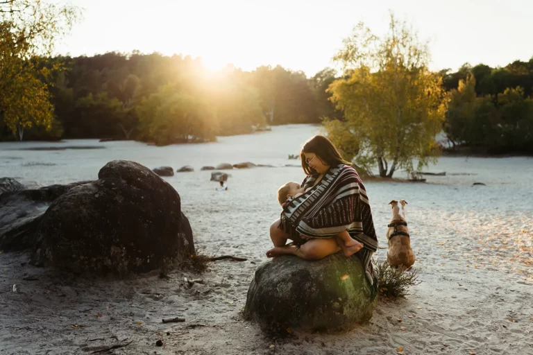 Photo colorée d'un moment de tendresse pendant une séance photo d'allaitement à Fontainebleau