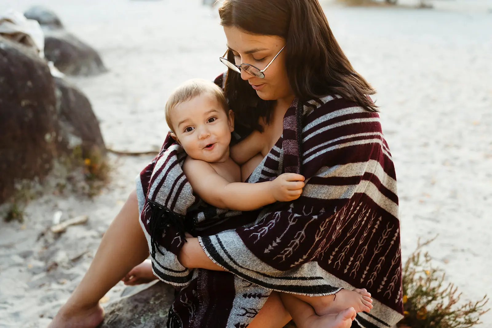 Photo colorée prise au coucher du soleil à Fontainebleau, un bébé dans un moment de complicité avec sa maman pendant des photos d'allaitement