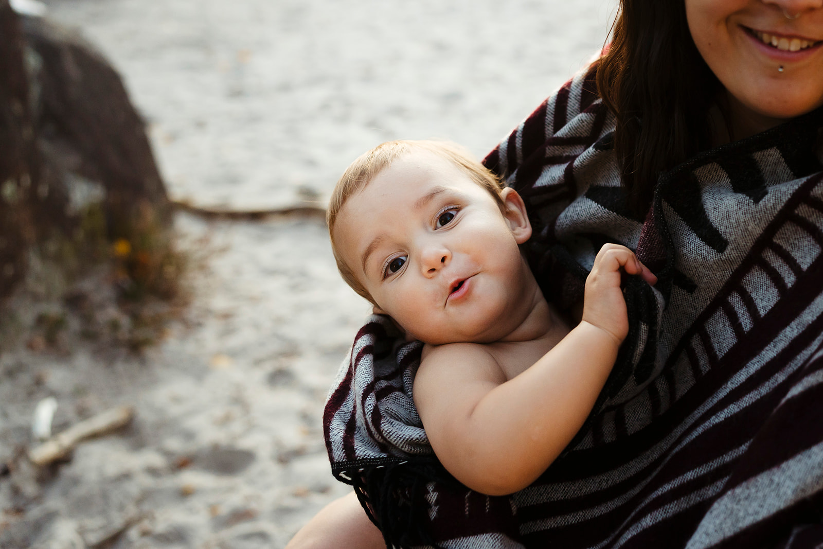 Photo de bébé au coucher du soleil prise dans la forêt de fontainebleau pendant une séance photo d'allaitement en peau à peau