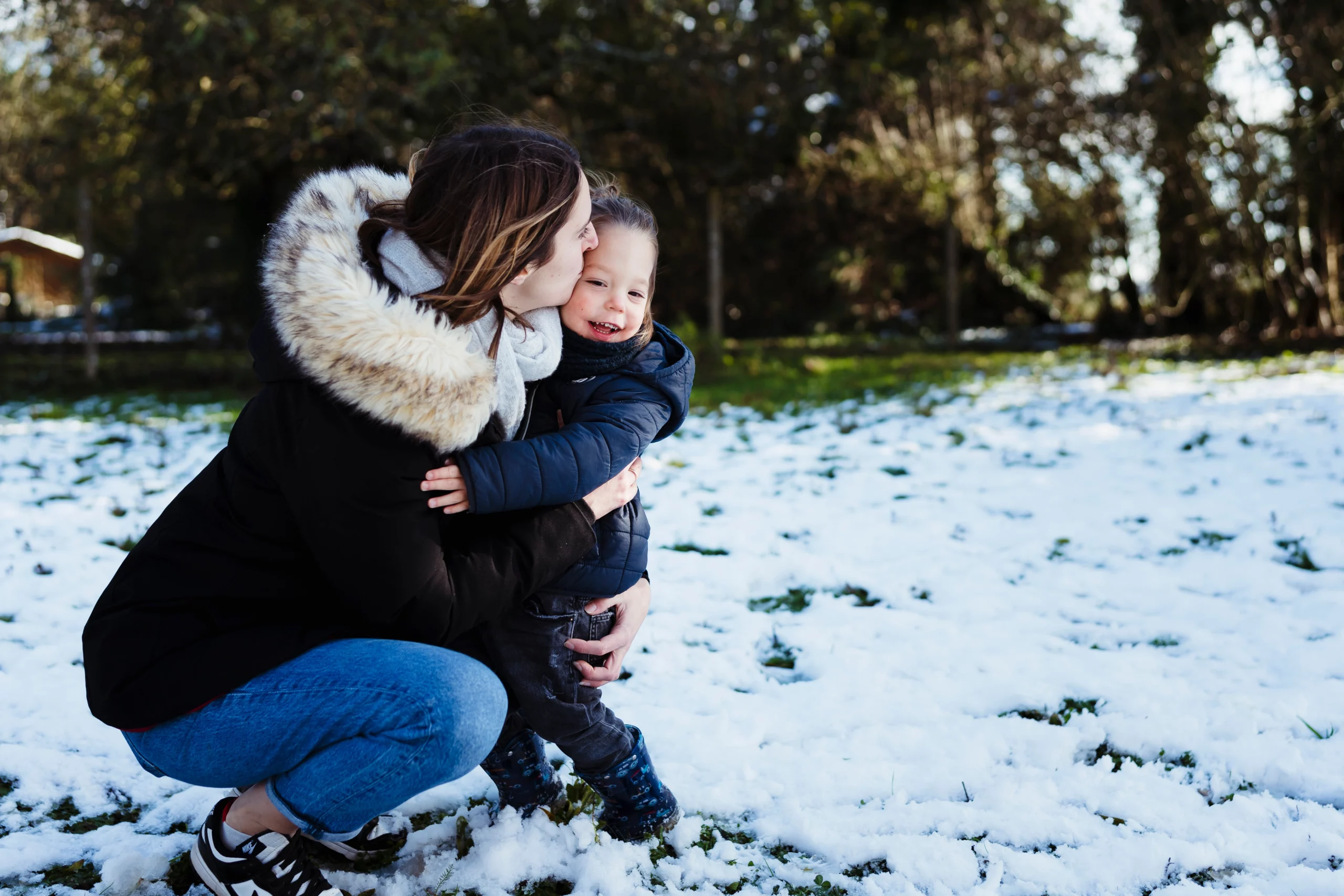 portrait d'une maman serrant son fils dans les bras pendant une séance photo famille à fontainebleau