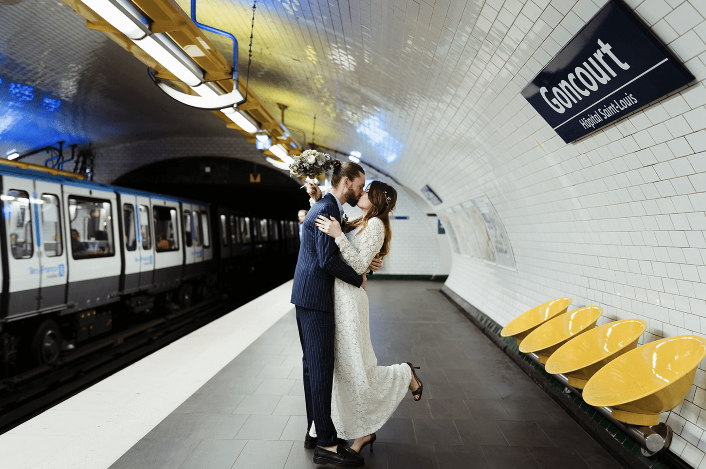 Couple de mariés pendant une séance photo de couple dans paris