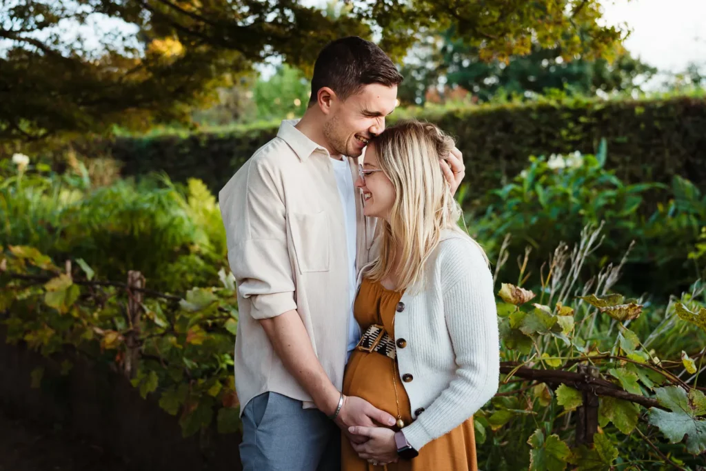 Photo d'un couple riant ensemble pendant une séance photo de grossesse à Melun