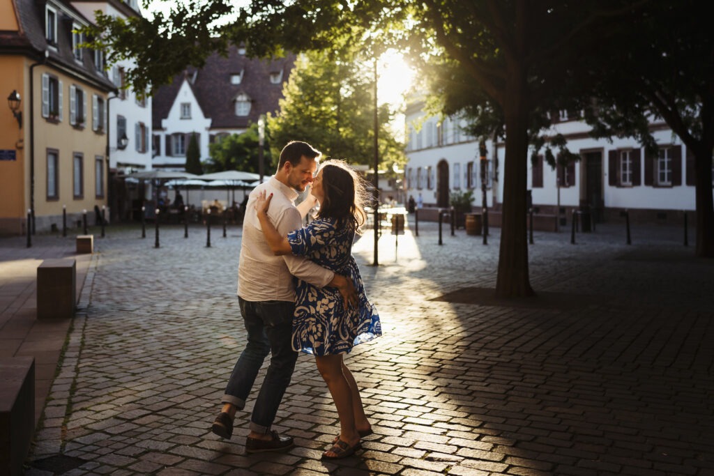 Photo d'un couple amoureux dansant au couché du soleil pendant une séance photo de grossesse à melun