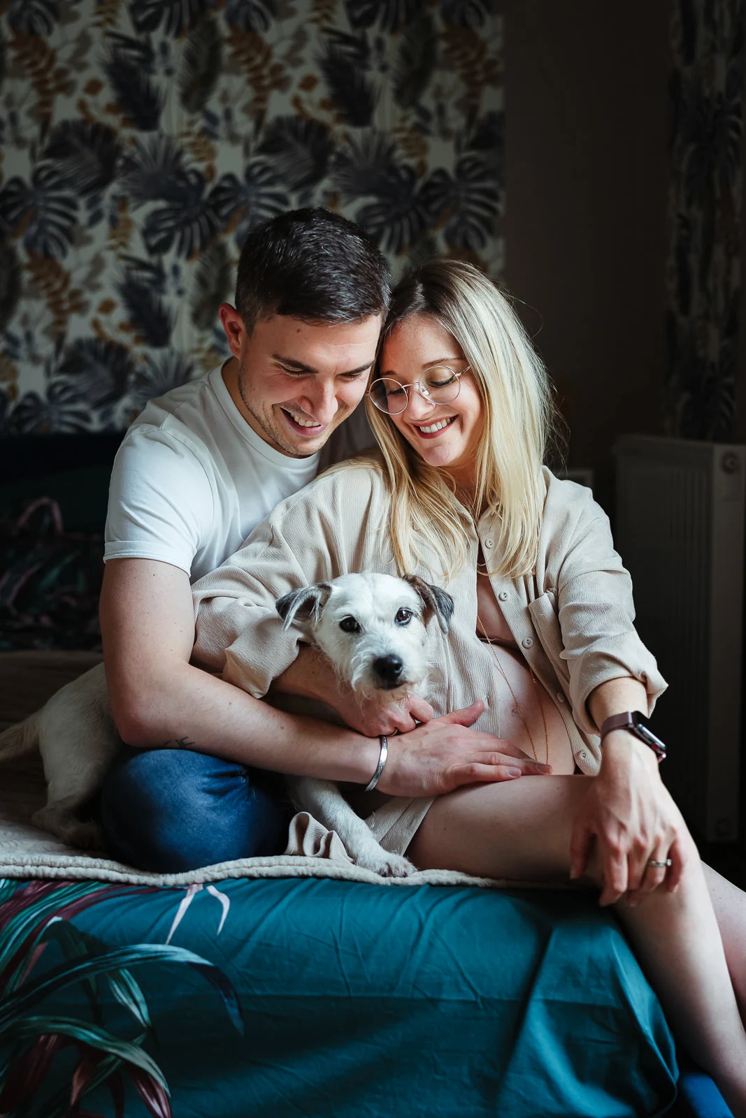Photo d'un couple de futurs parents avec leur chien pendant une séance photo de grossesse à melun