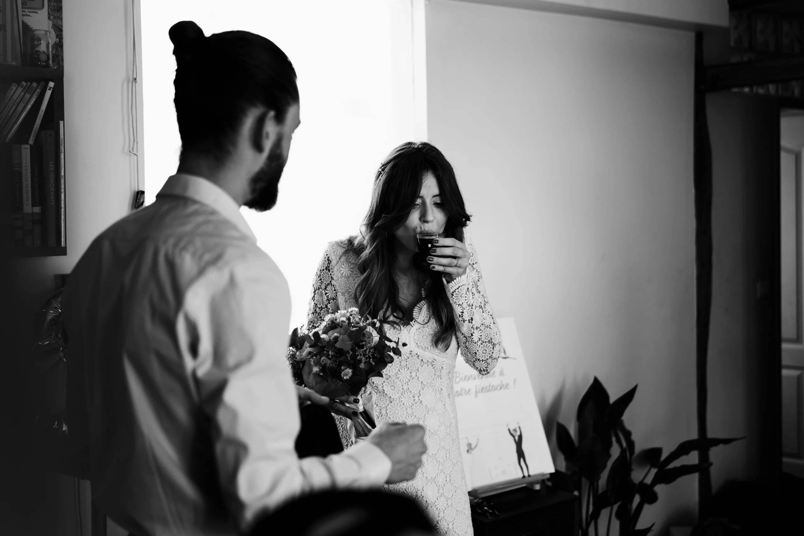 mariée buvant un verre pendant ses préparatifs de mariage civil a paris