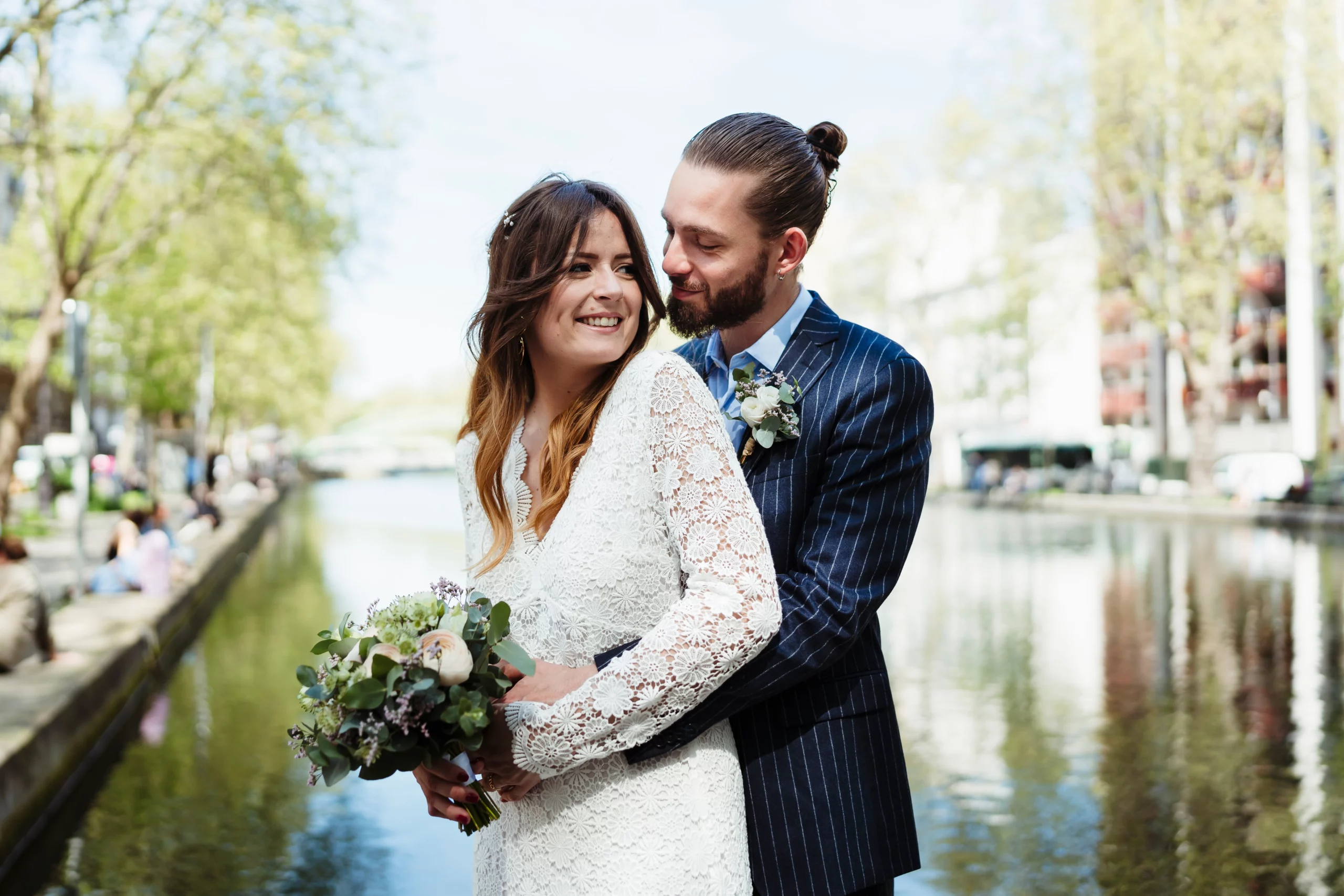 Photo d'un couple de mariés complice pendant un mariage civil à paris
