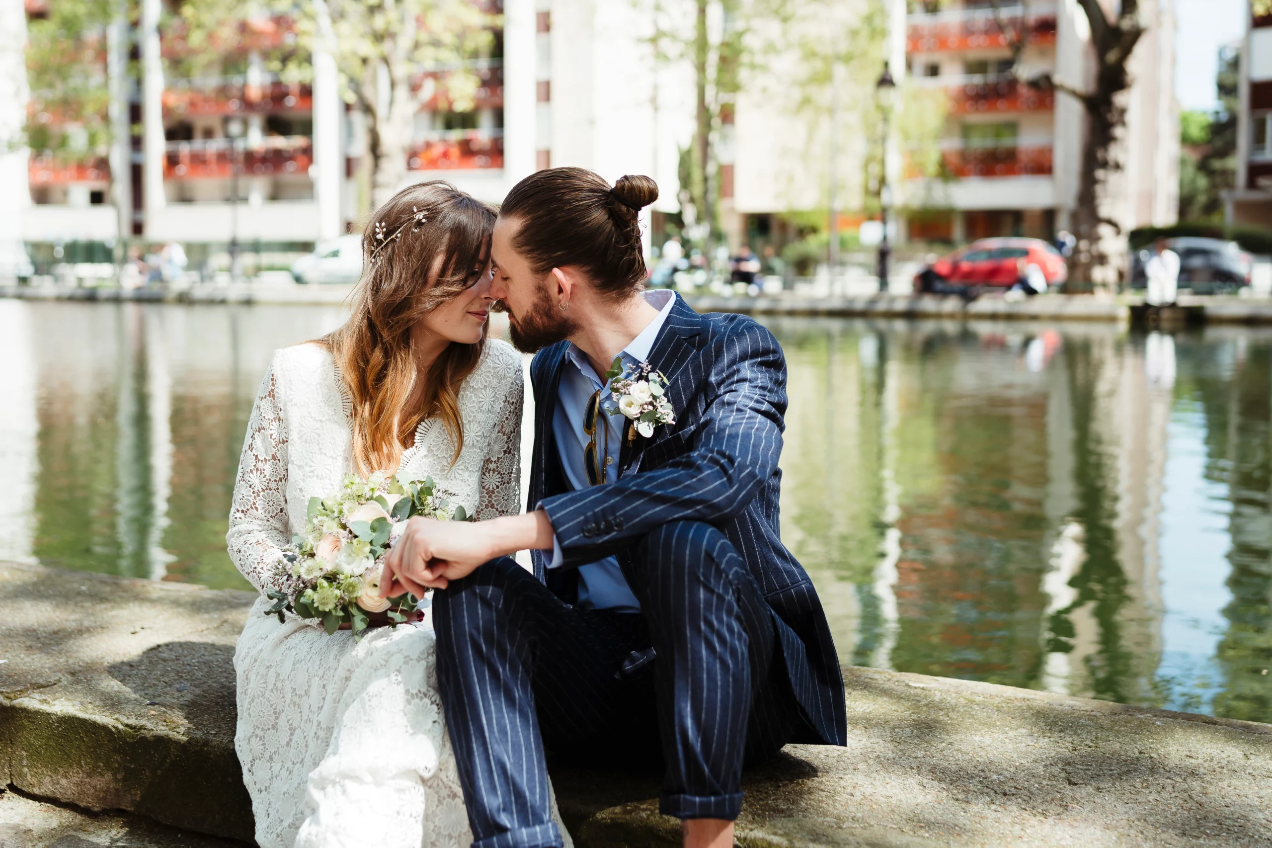 Séance photo de couple pendant un mariage civil à paris 11