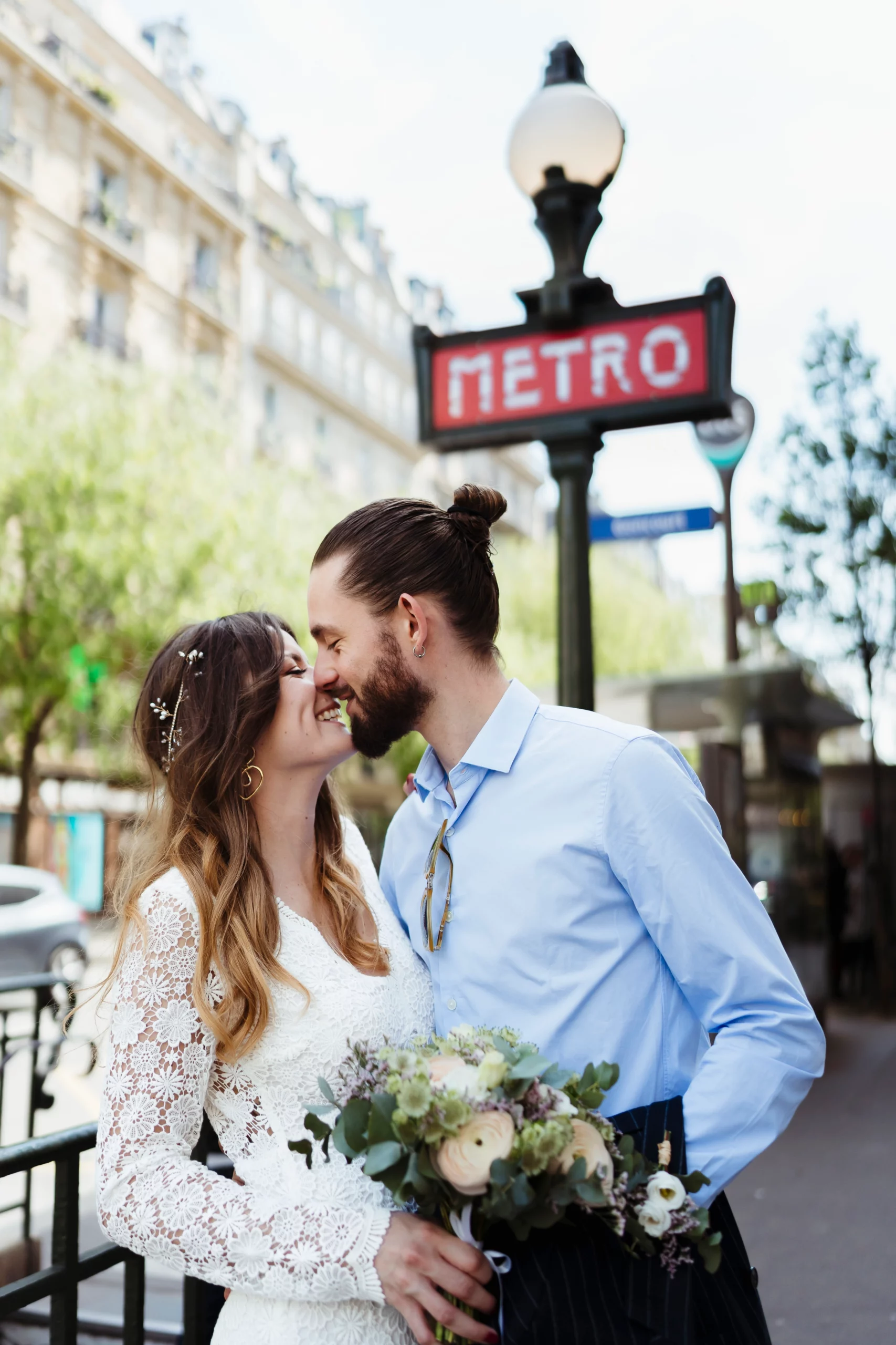 Photo d'un couple de mariés dans les rues de paris pendant un mariage civil