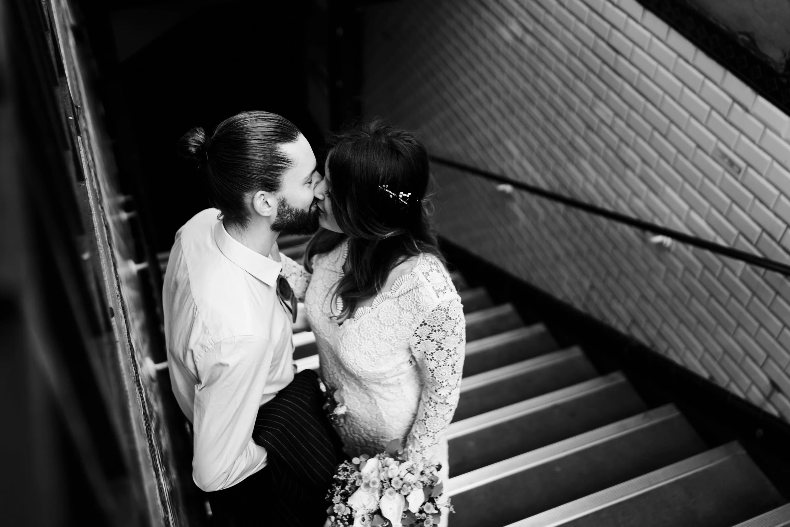 Photo de couple pendant un mariage civil à paris