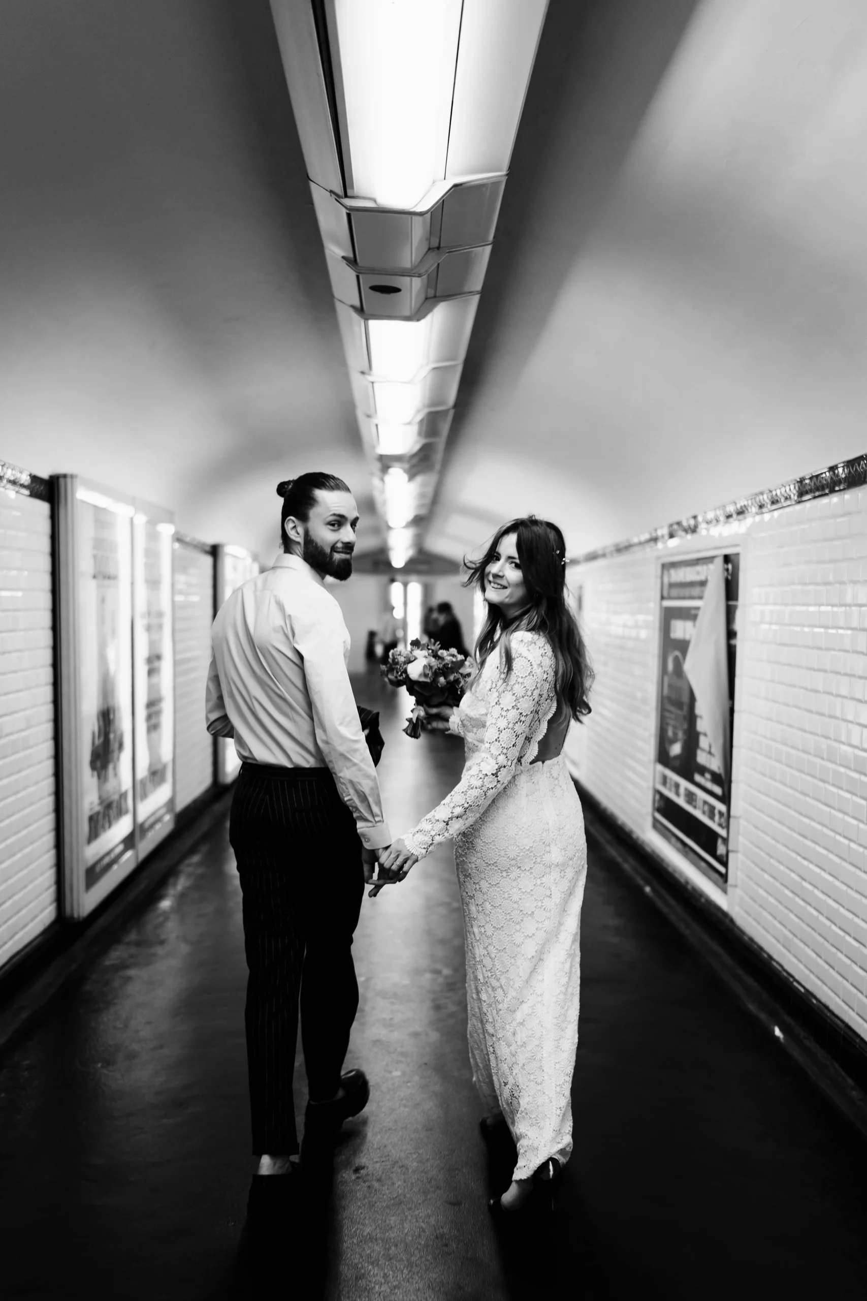 Portraits d'un couple de mariés pendant une séance couple à paris 11