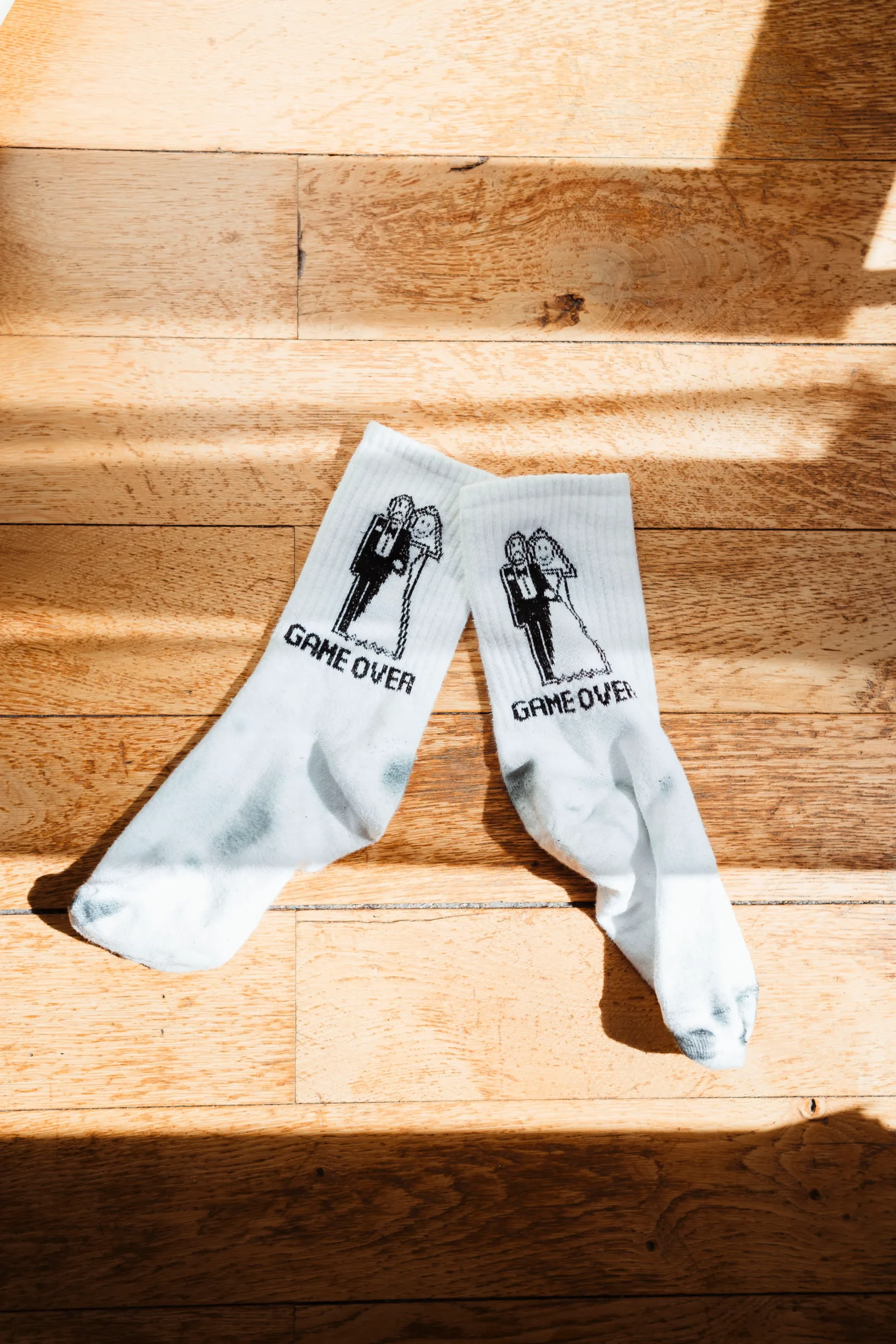 Des chaussettes en accessoires fun et original pour un mariage civil parisien