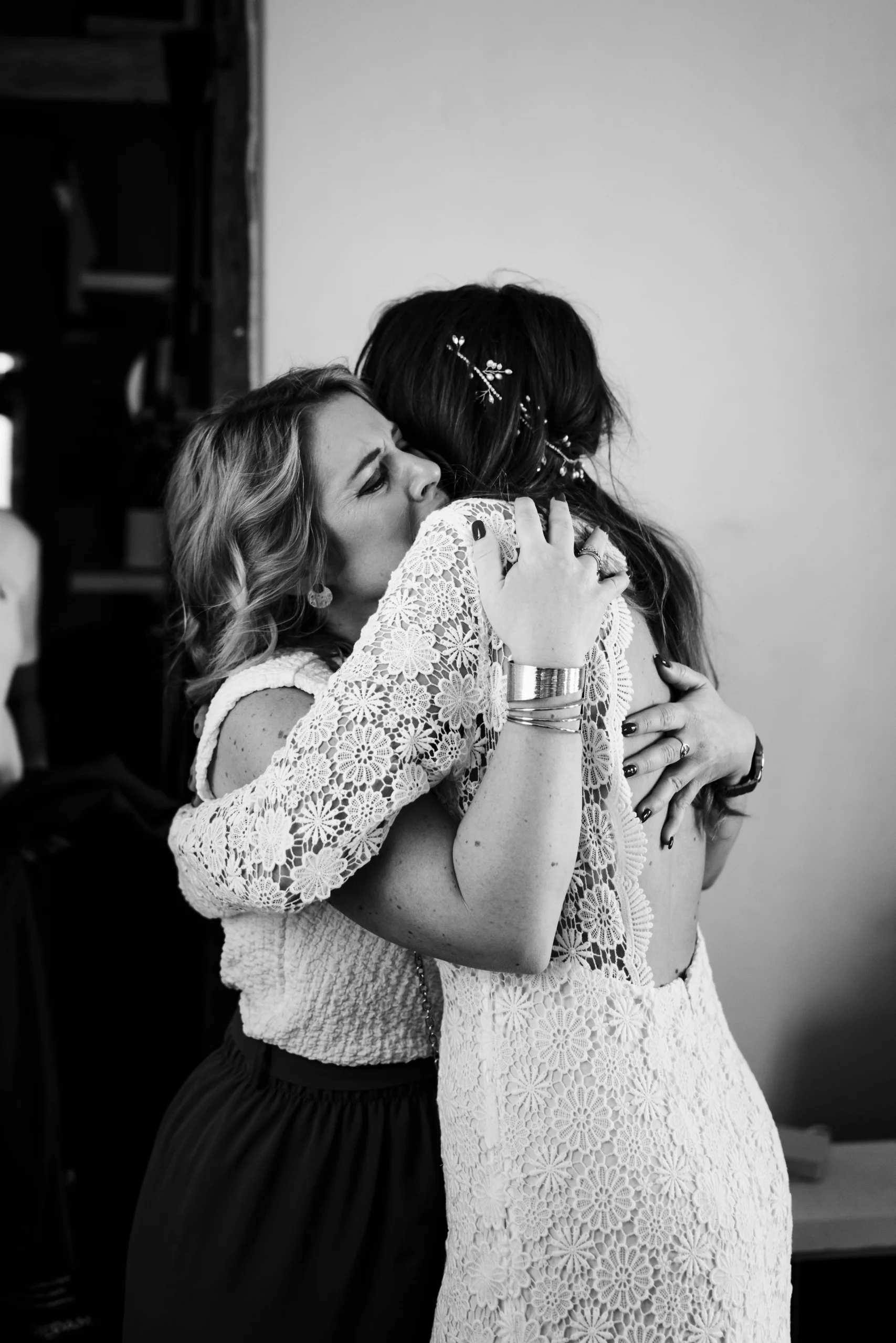 Moment de tendresse entre une mariée et sa soeur pendant les préparatifs d'un mariage civil à paris 11