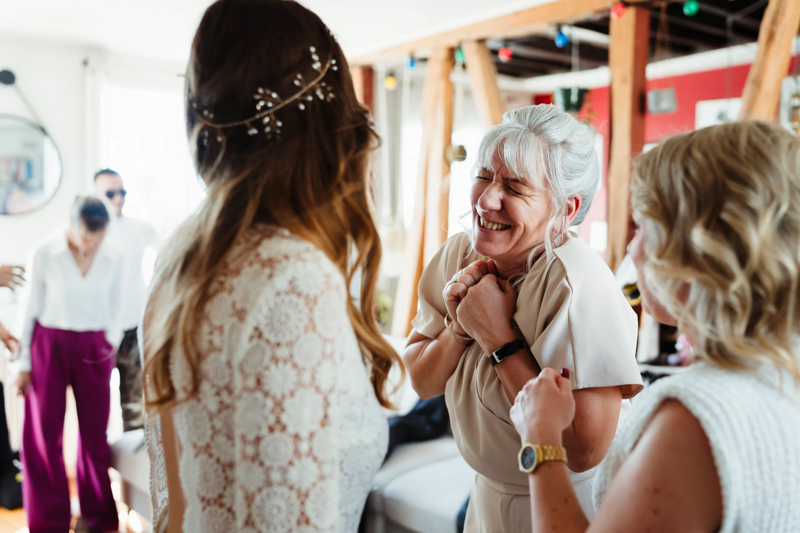Invités joyeux et émue de retrouver les mariés pour une cérémonie de mariage civil à paris 11