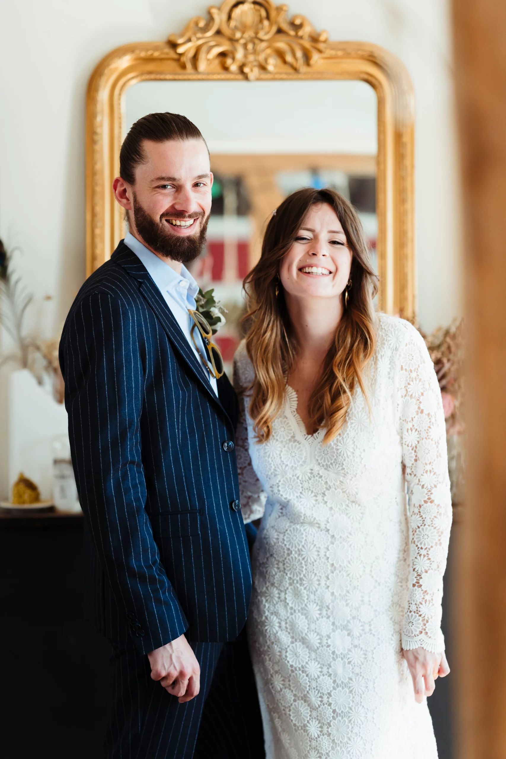 Photo de couple de mariés pendant leur préparatifs pour un mariage civil à Paris 11