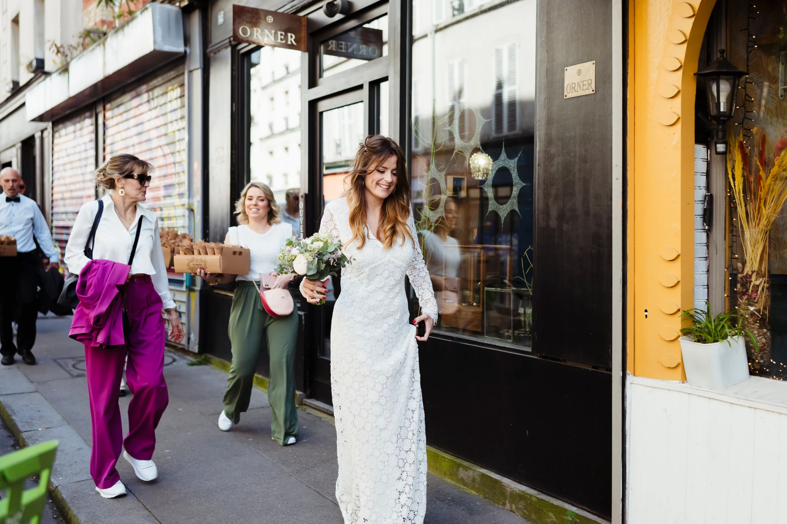 Mariée allant à pieds à son mariage civil à la mairie de paris