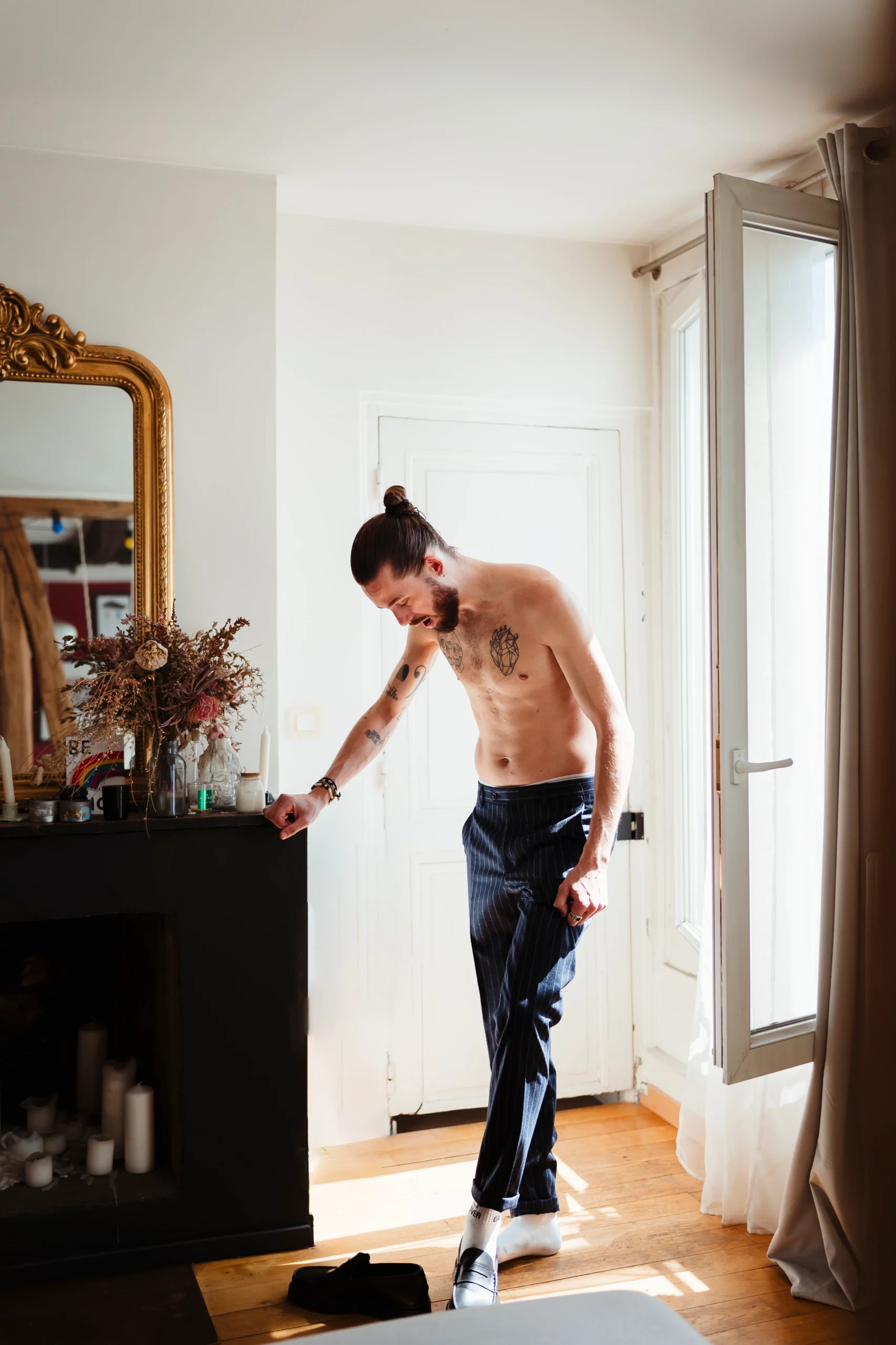 Un marié se préparant avant sa cérémonie de mariage civil à paris