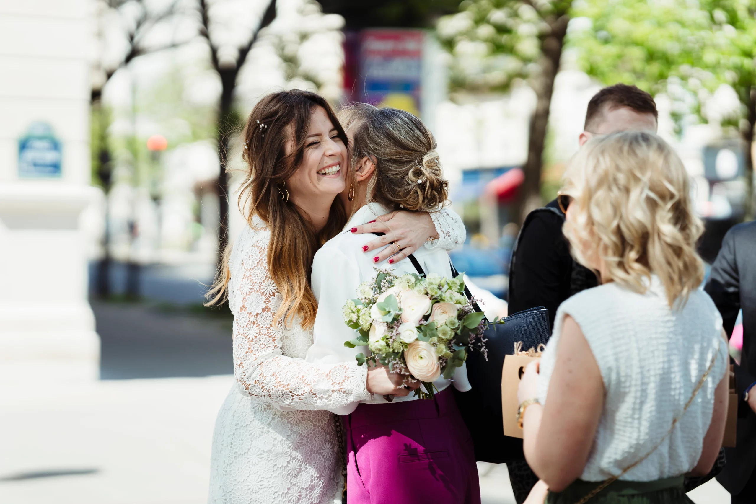 Photo colorée d'une mariée joyeuse avant son mariage civil à la mairie de paris 11