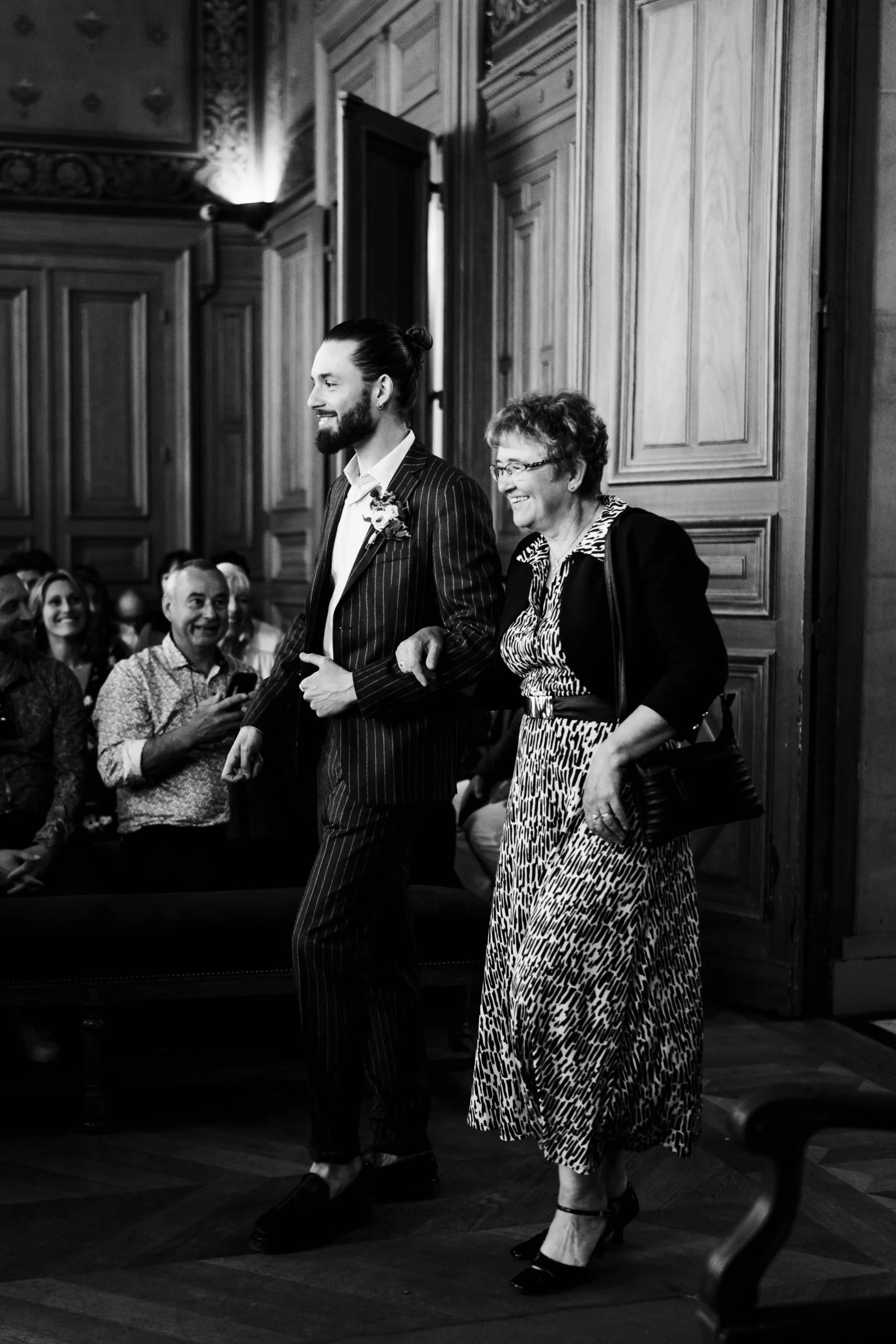 Entrée du marié pour une cérémonie de mariage civile à paris 11