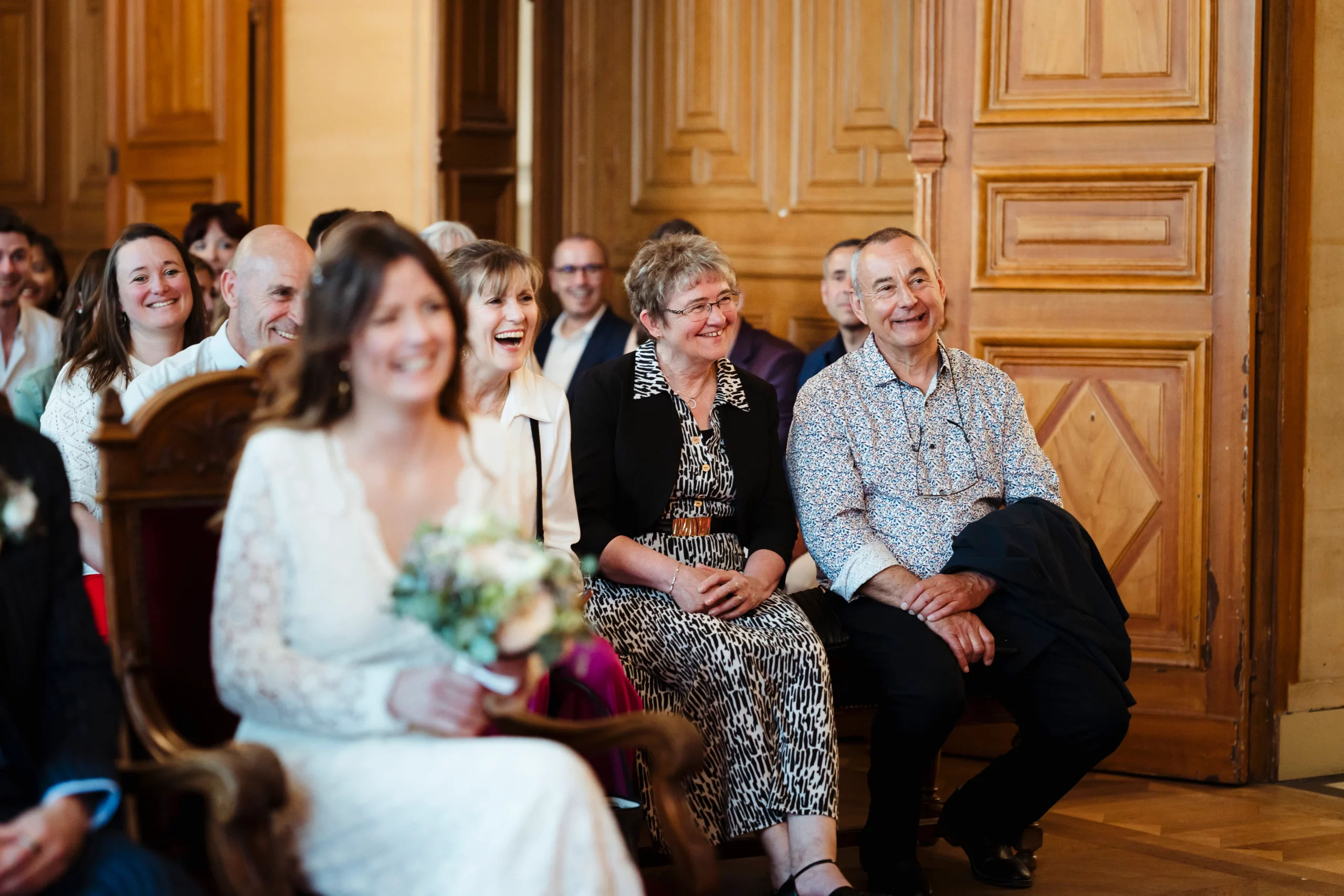 Portraits d'invités pendant un mariage civil dans la mairie du 11ème à paris