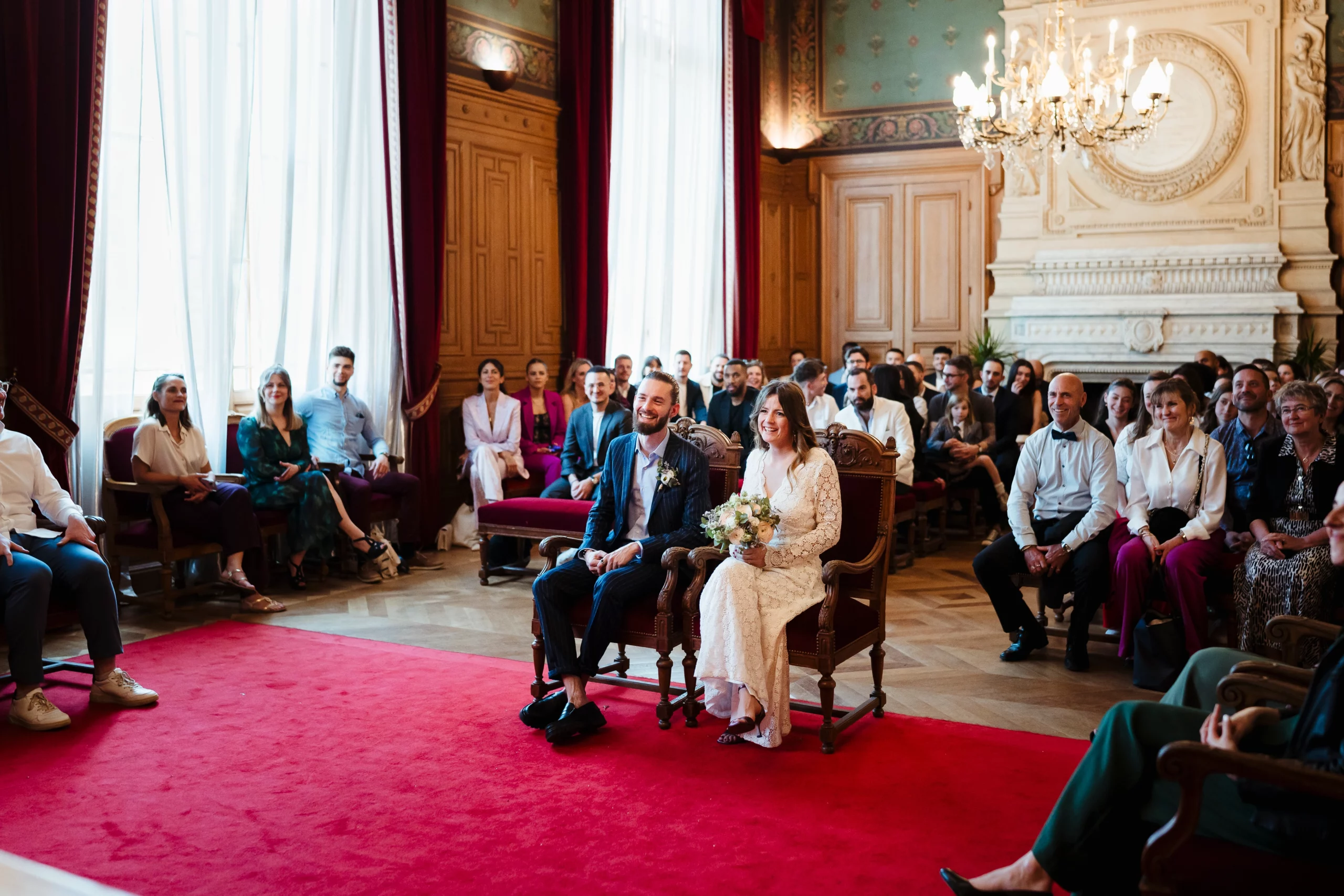 Photo colorée d'une cérémonie de mariage civile dans la mairie du 11ème arrondissement