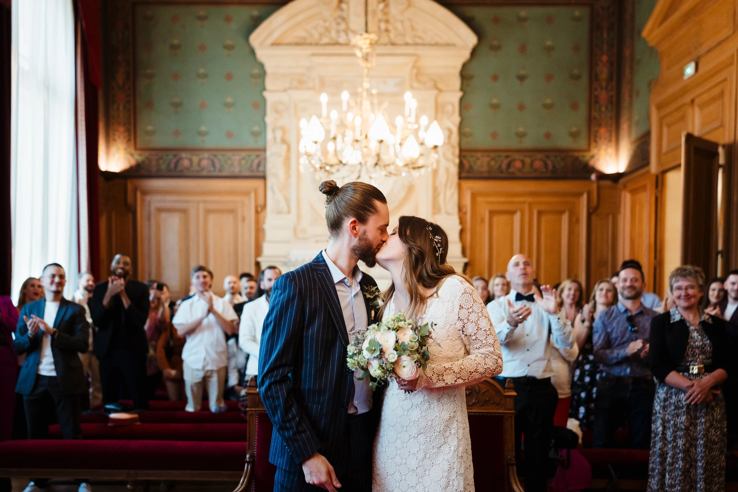 Couple de mariés s'embrassant dans la salle des mariages de paris 11