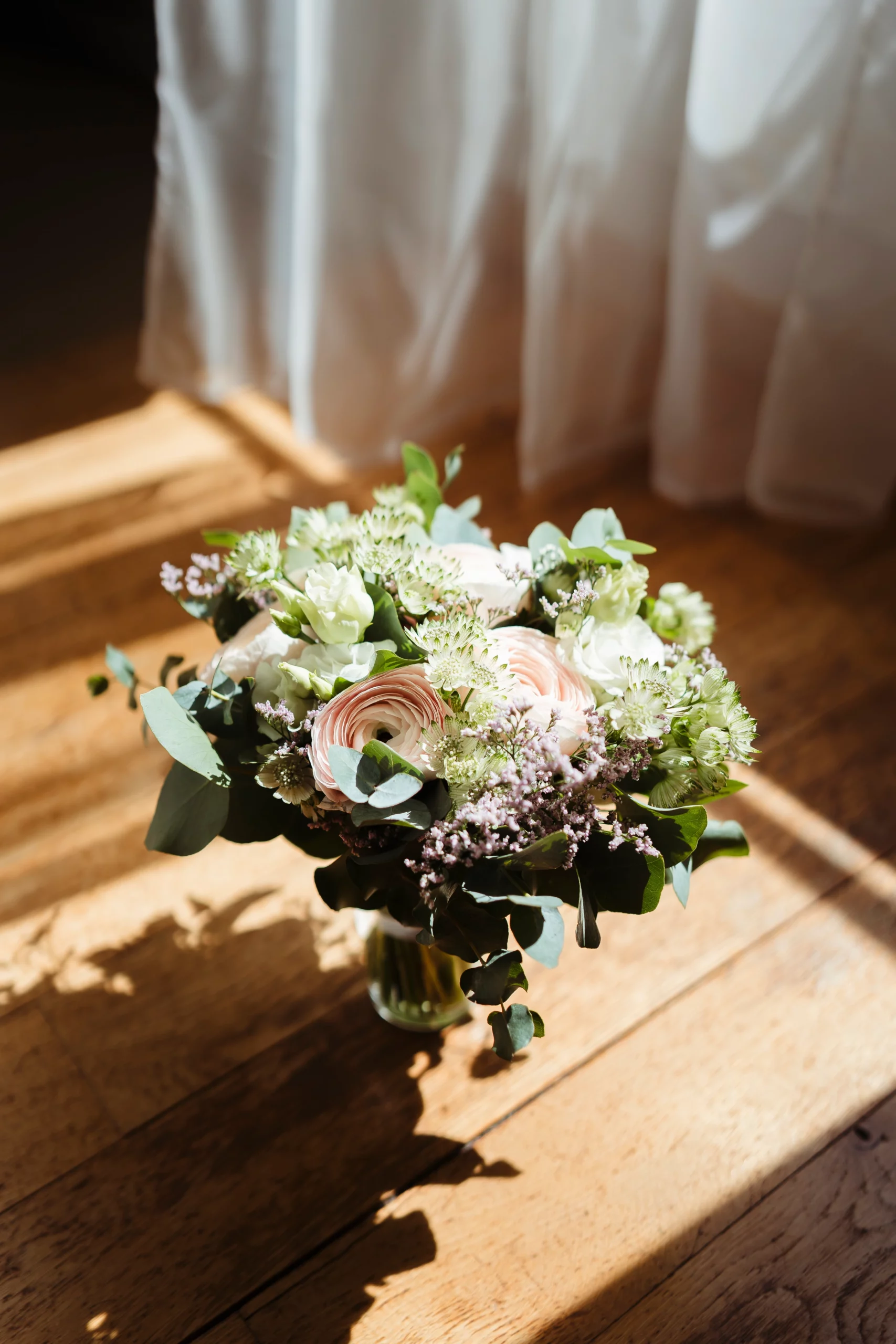 Bouquet de fleur coloré d'une mariée pour un mariage civil parisien