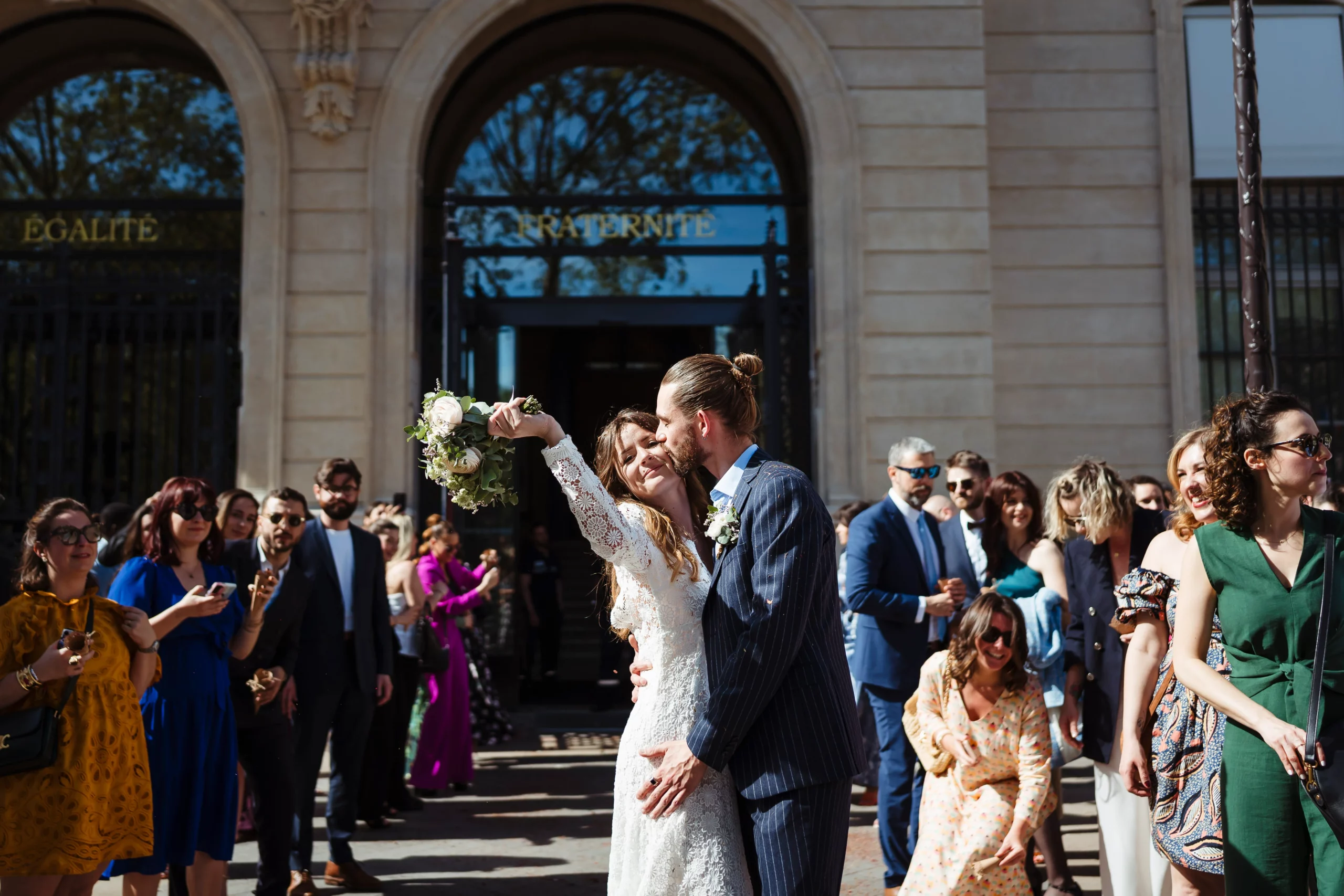 Couple de mariés joyeux sortant de la cérémonie civil d'un mariage à paris 11