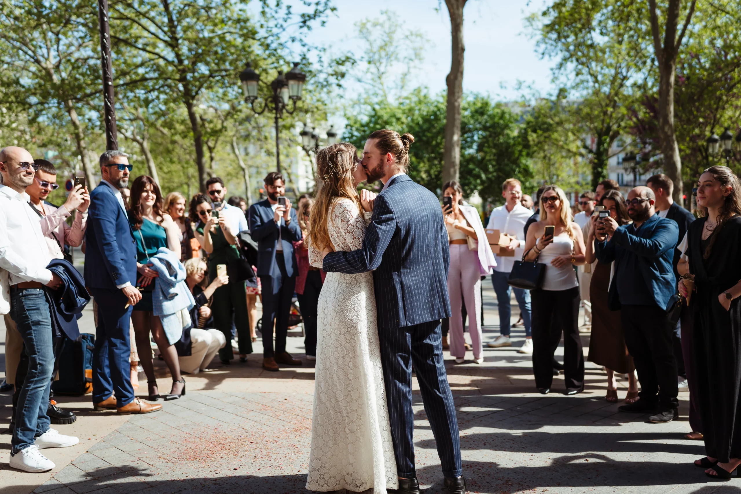 Couple de mariés s'embrassant à la sortie d'une cérémonie de mariage civil à paris 11