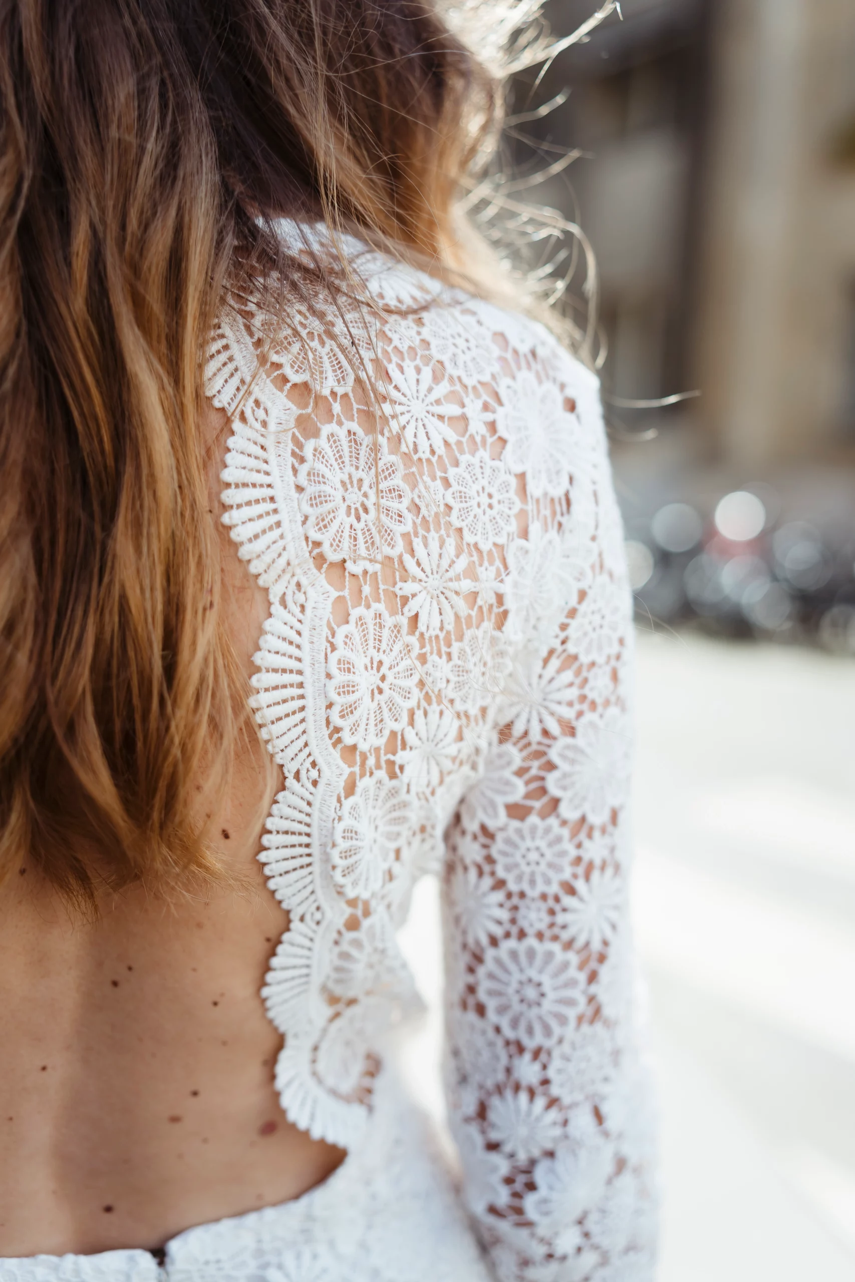 Détail coloré d'une robe de mariée en dentelle pour un mariage civil parisien