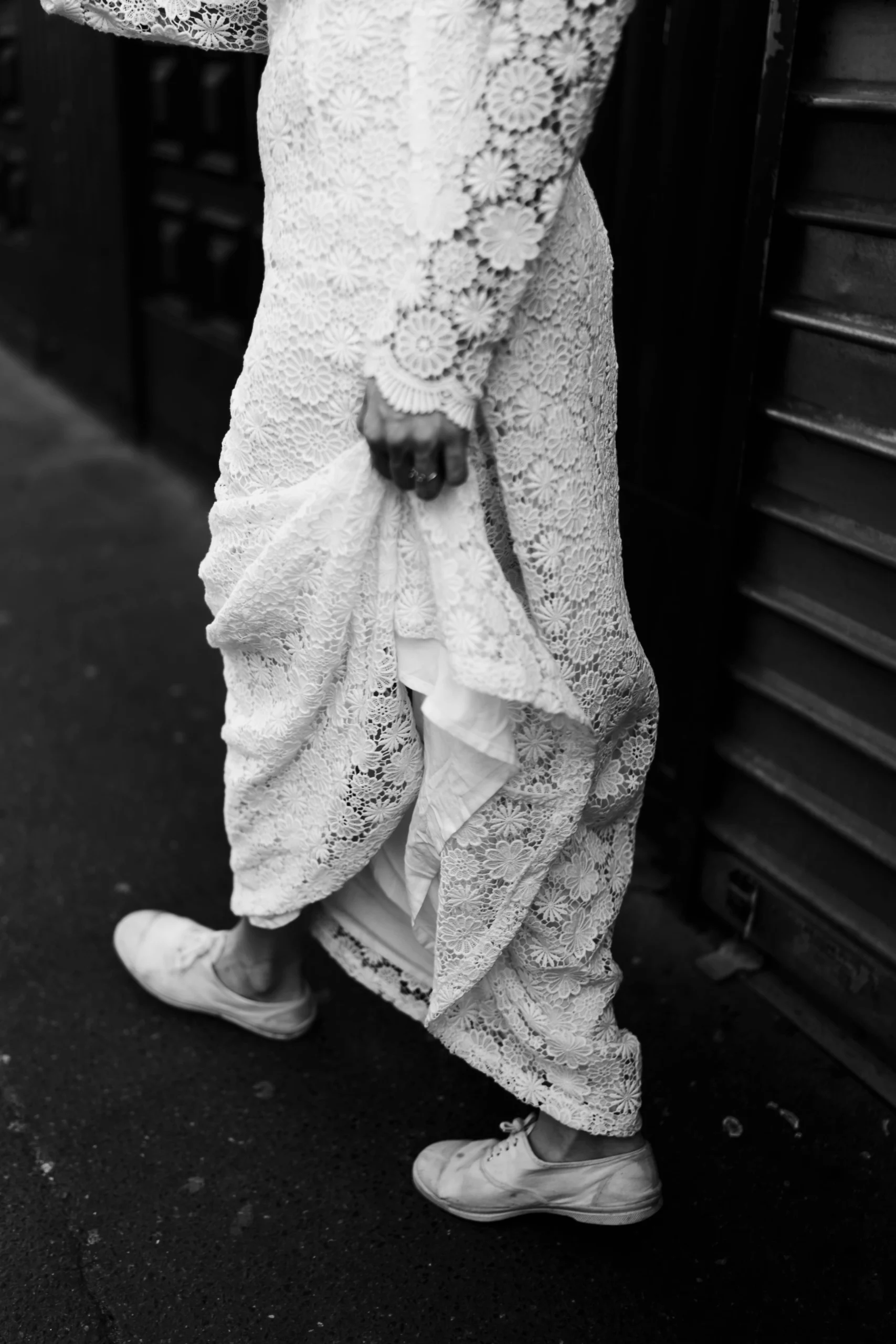 Détails d'une robe de mariées en noir et blanc