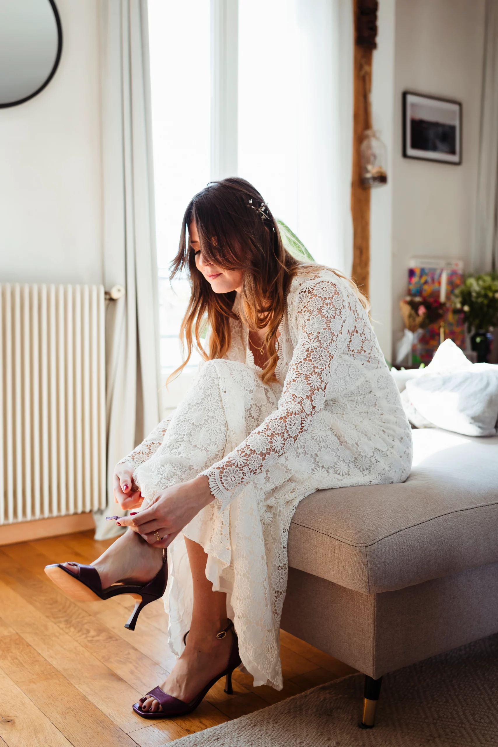 Préparatifs de la mariée avant un mariage civil parisien