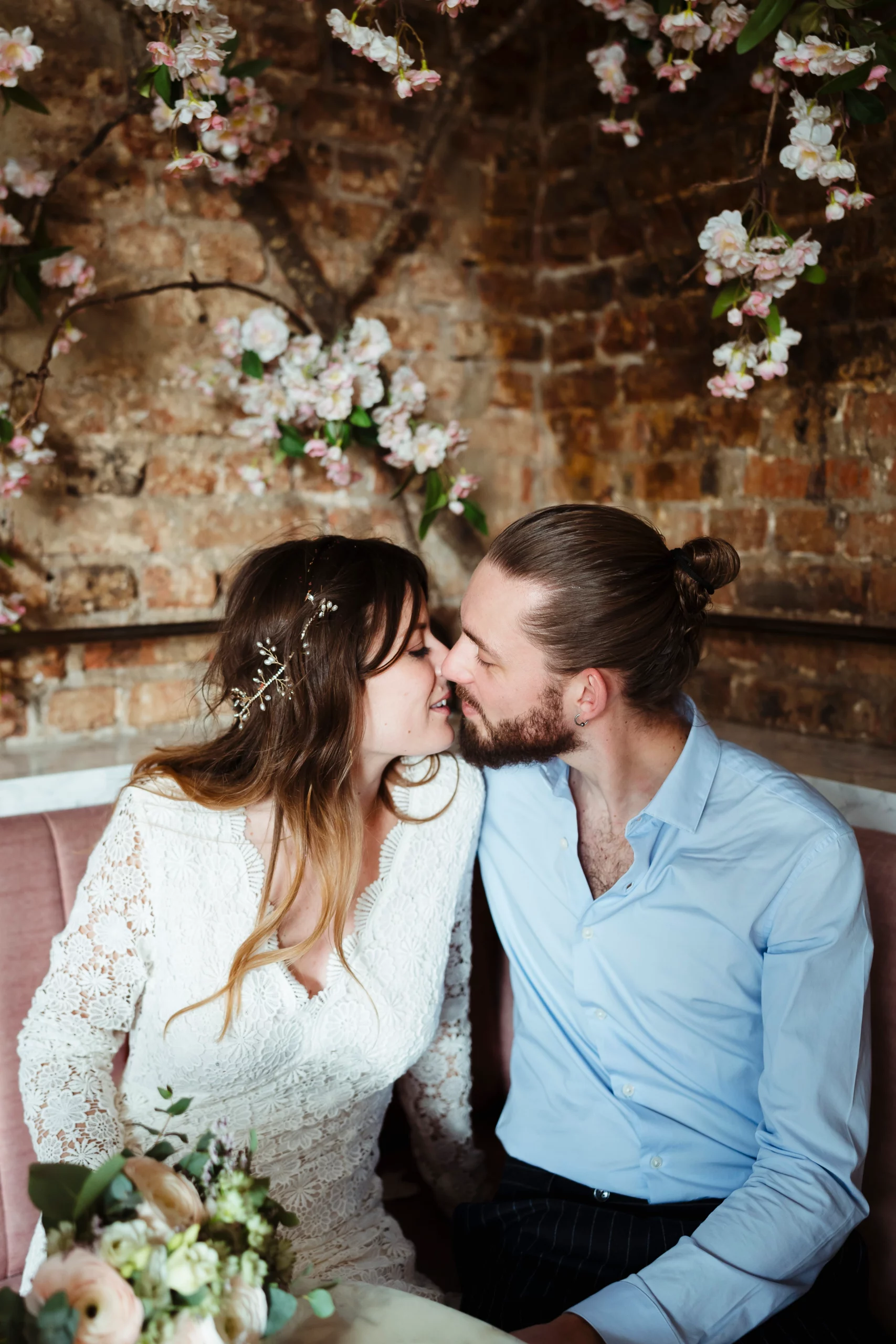 Photo colorée de mariées pendant un mariage civil à paris