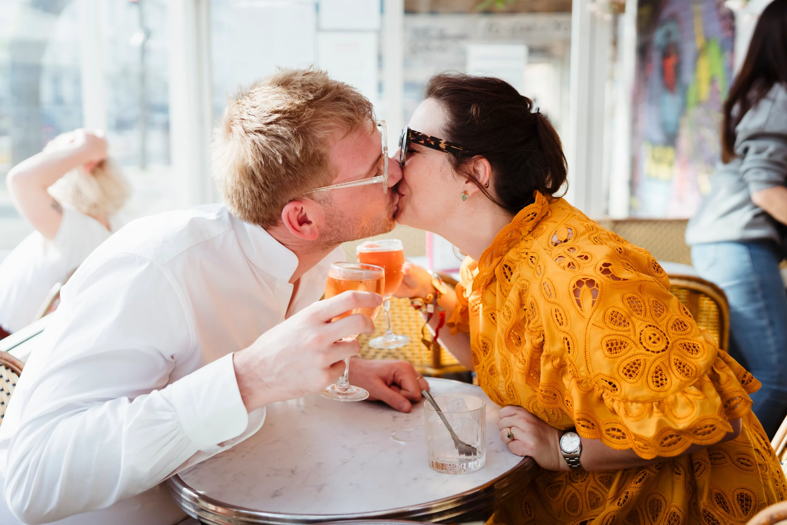 Photo colorée d'un couple d'amoureux s'embrassant pendant un mariage civil à paris