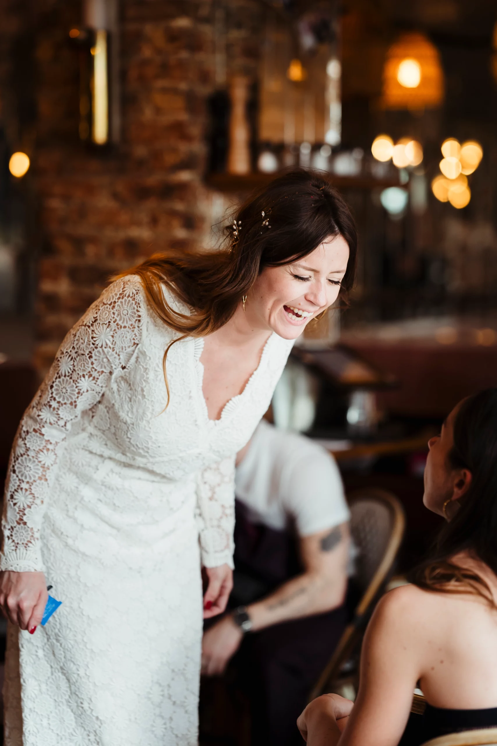 Mariée riant pendant un mariage civil à Paris 11