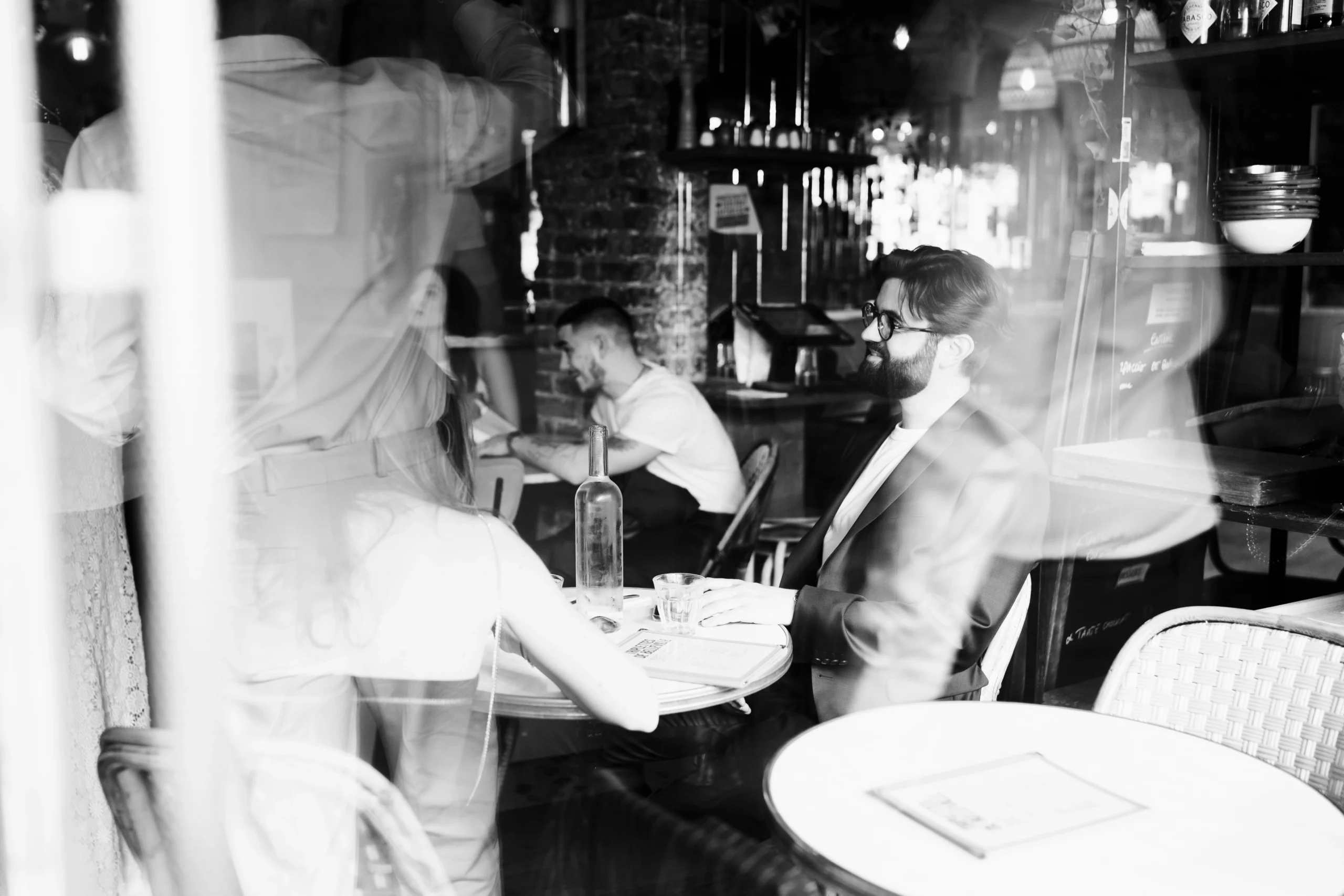 Invité buvant un verre dans un bar pendant la réception d'un mariage civil à paris 11