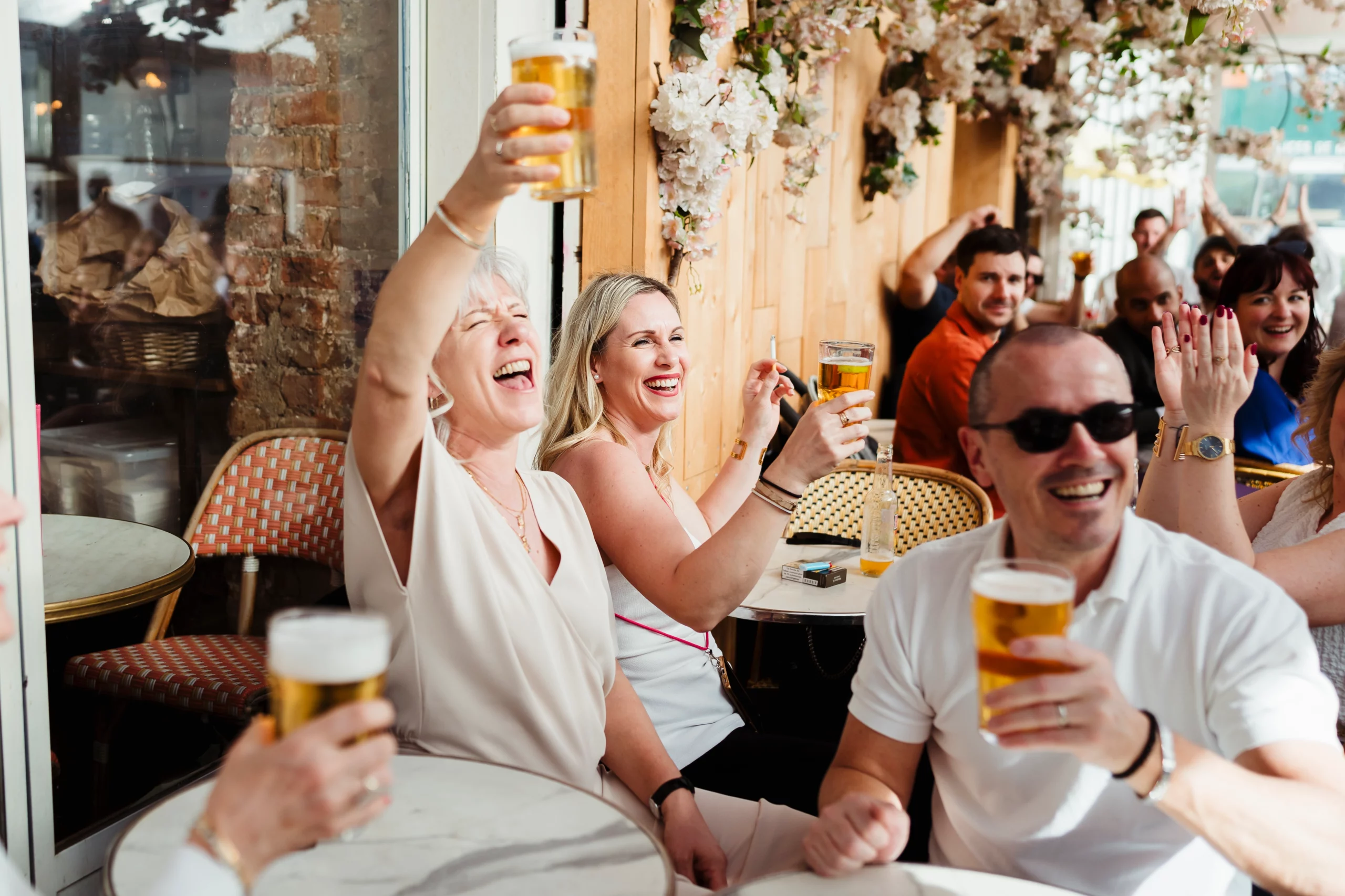 Groupe d'invités riant pendant un mariage civil à paris 11