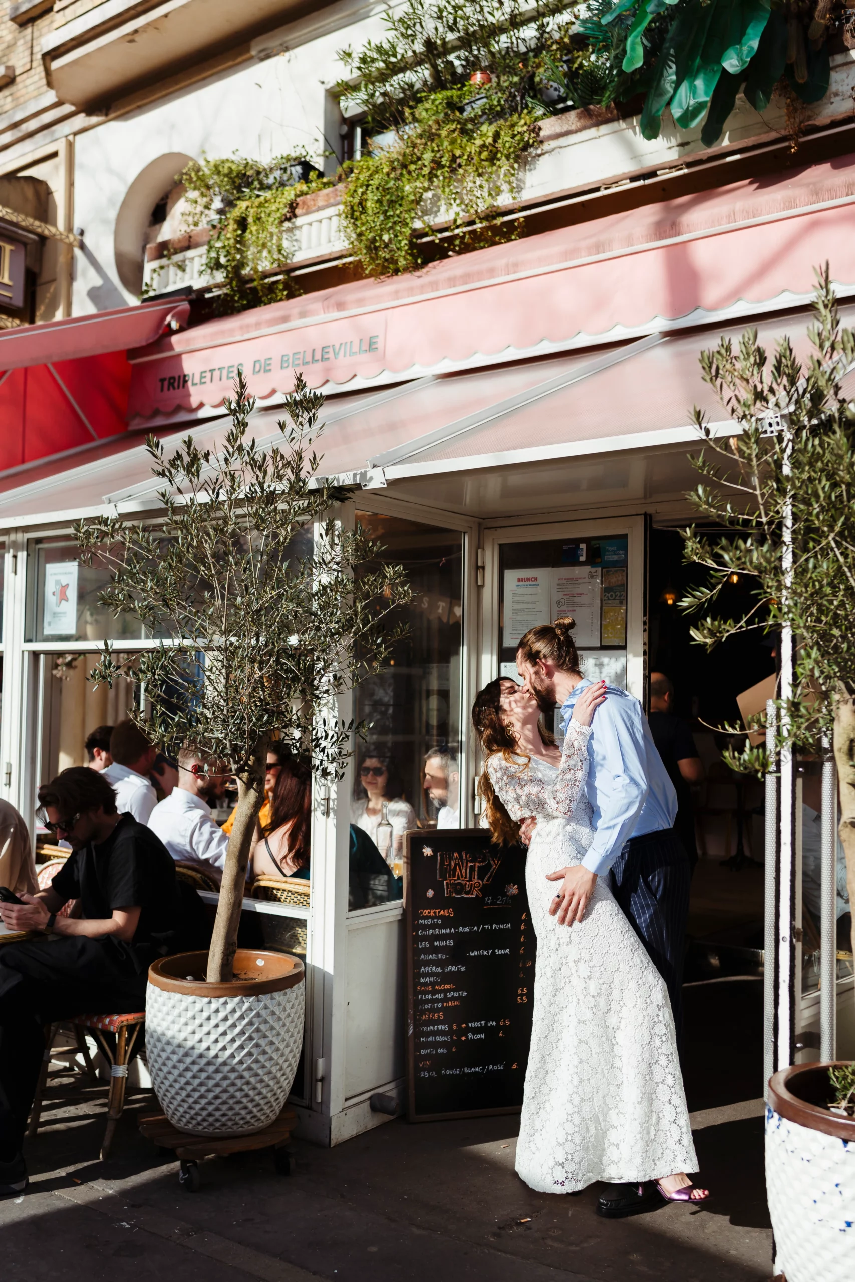 Couple de mariés s'embrassant pendant la réception d'un mariage civil à paris