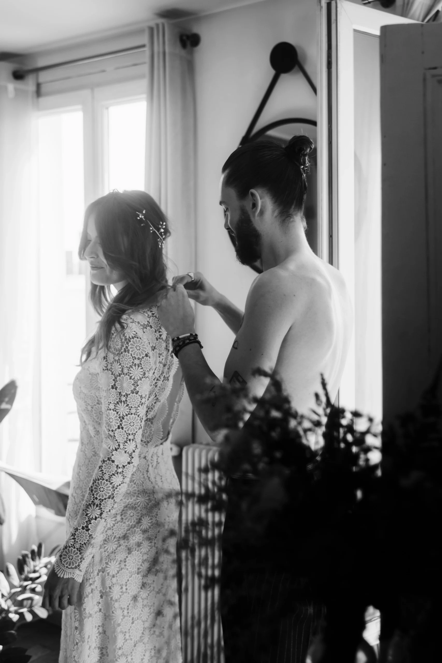 Un couple se prépare avant son mariage civil à paris