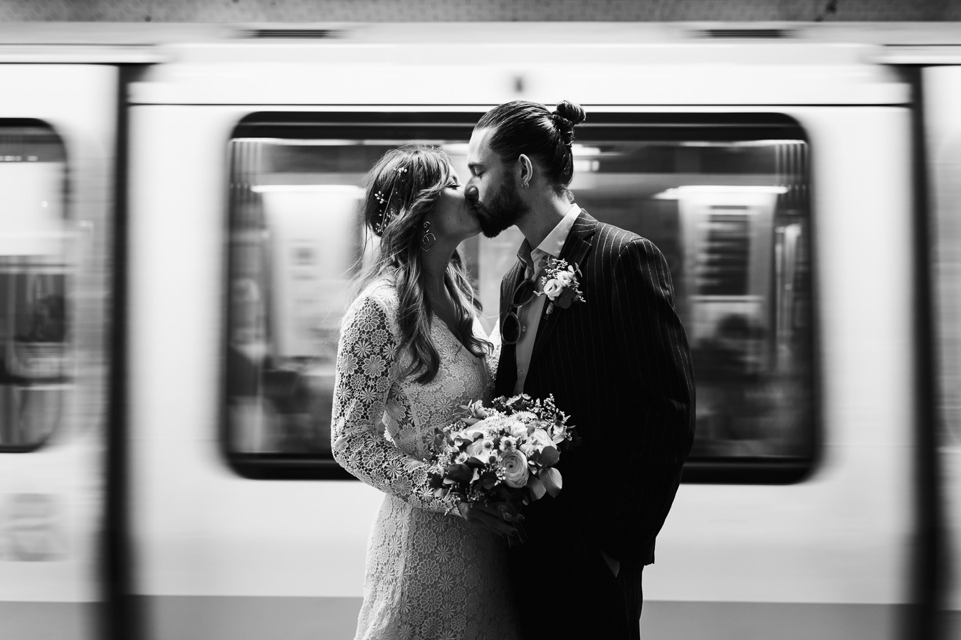 Couple de mariés s'embrassant pendant leur mariage civil à paris 11