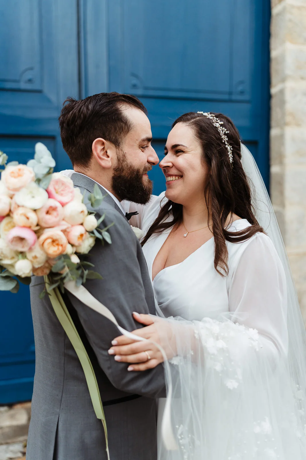 Photo de mariés pendant une séance photo de couple à leur mariage à fontainebleau
