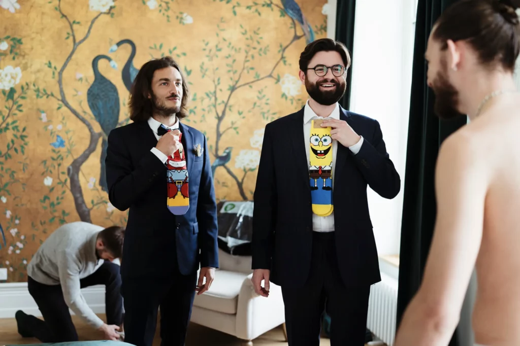 Témoins du mariés qui rient ensemble pendant les préparatifs du mariés lors d'un mariage au domaine du Clos de Beaurepaire