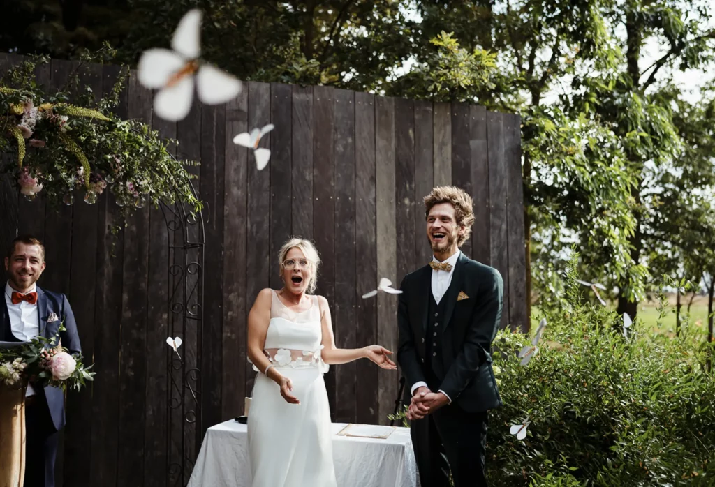 Couple de mariés émus pendant la cérémonie laïque de leur mariage au domaine de Quincampoix