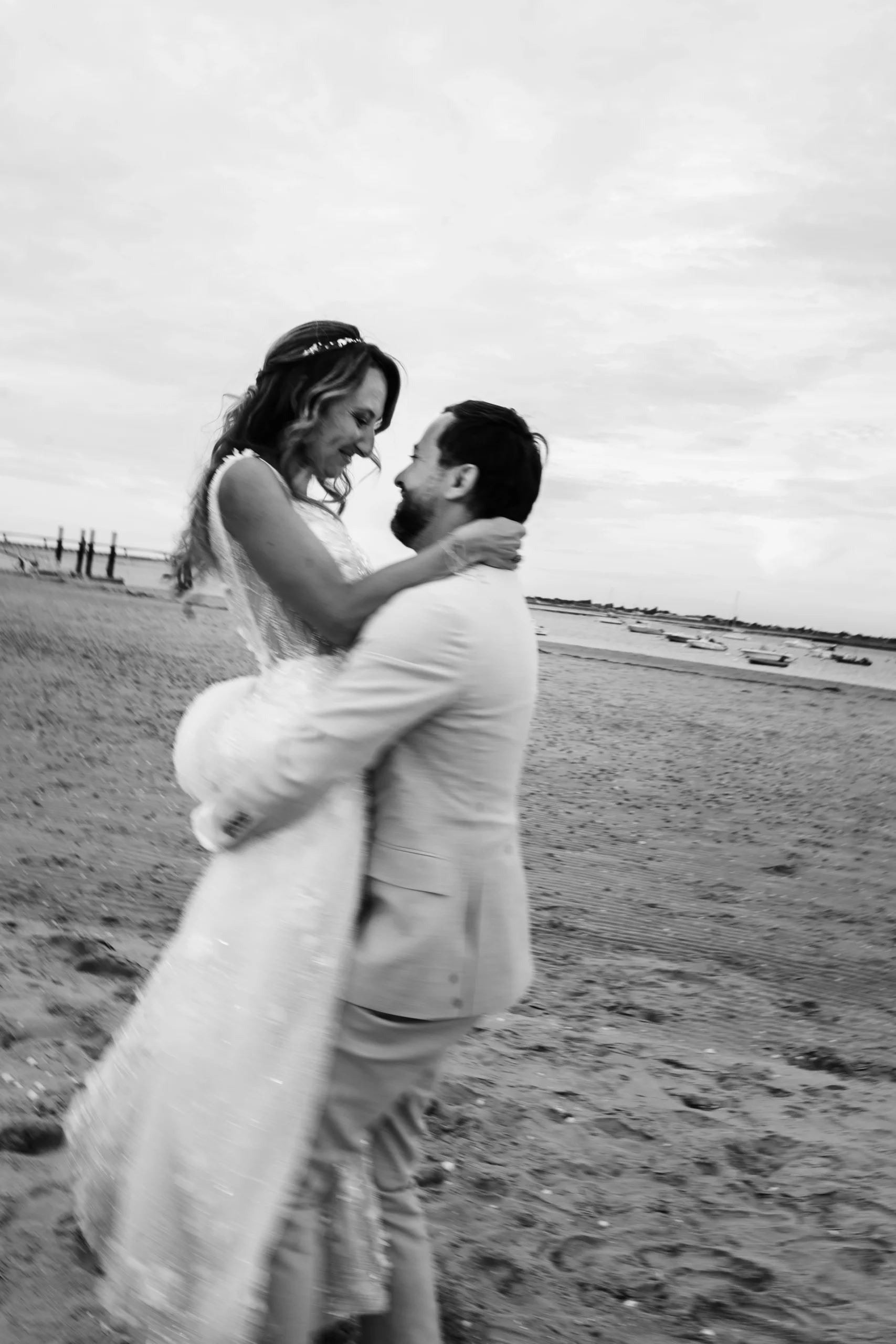 Couple de marié dansant sur la plage après leur mariage laïque sur l'ile d'oléron