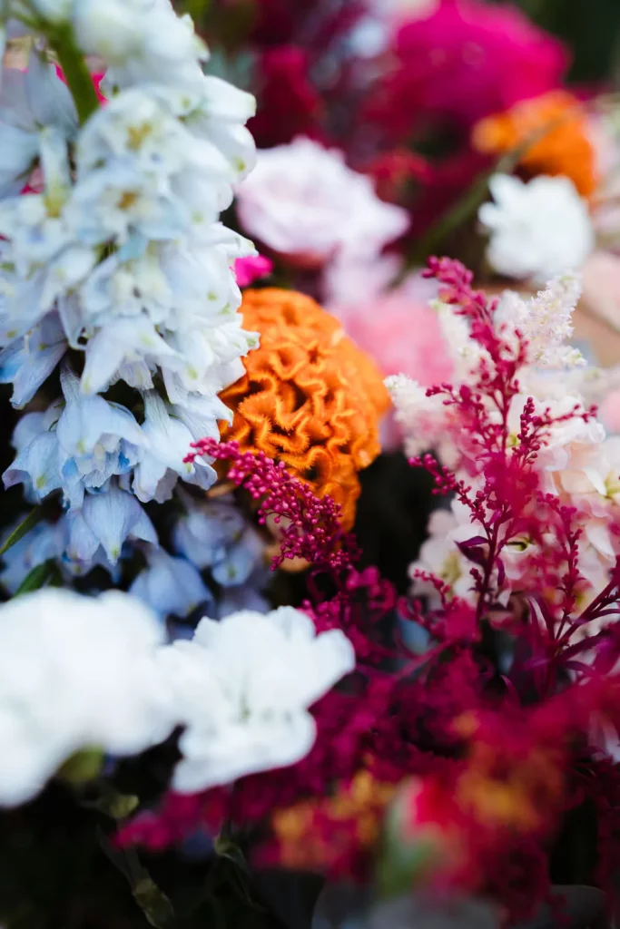 Composition florale pétillante pour un mariage coloré à fontainebleau