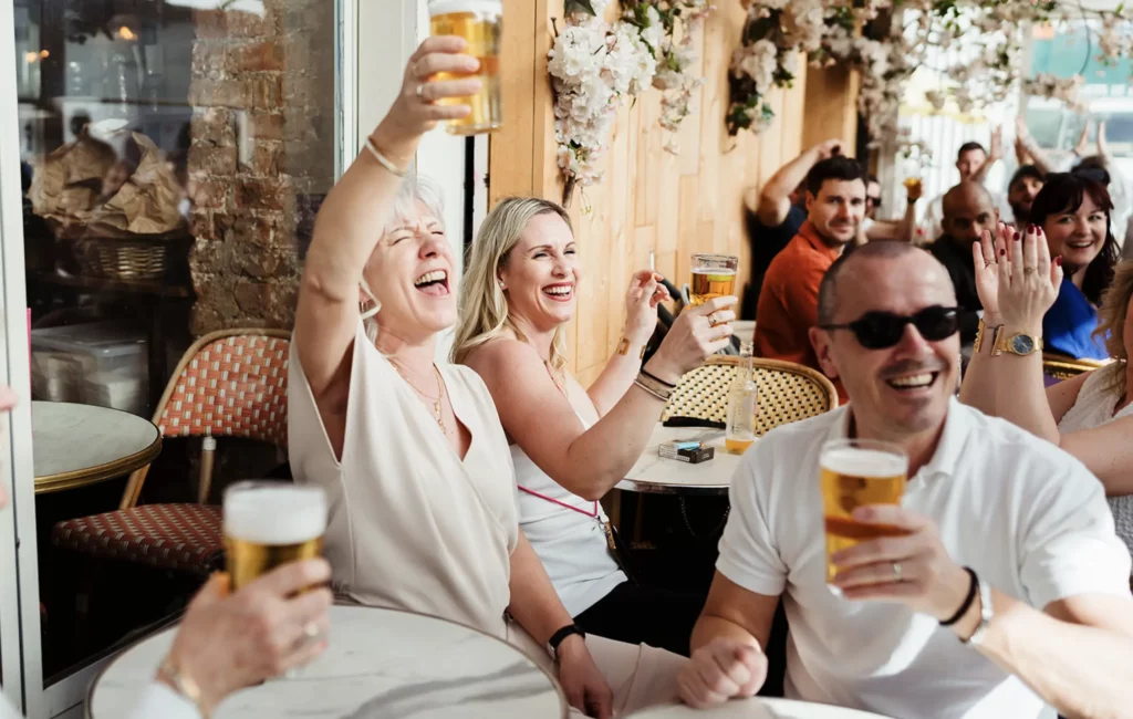 Invités joyeux pendant un cocktail de mariage civil à paris 11