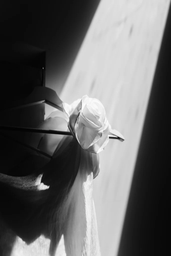 détail d'une robe de mariée en noir et blanc pendant une mariage a fontainebleau