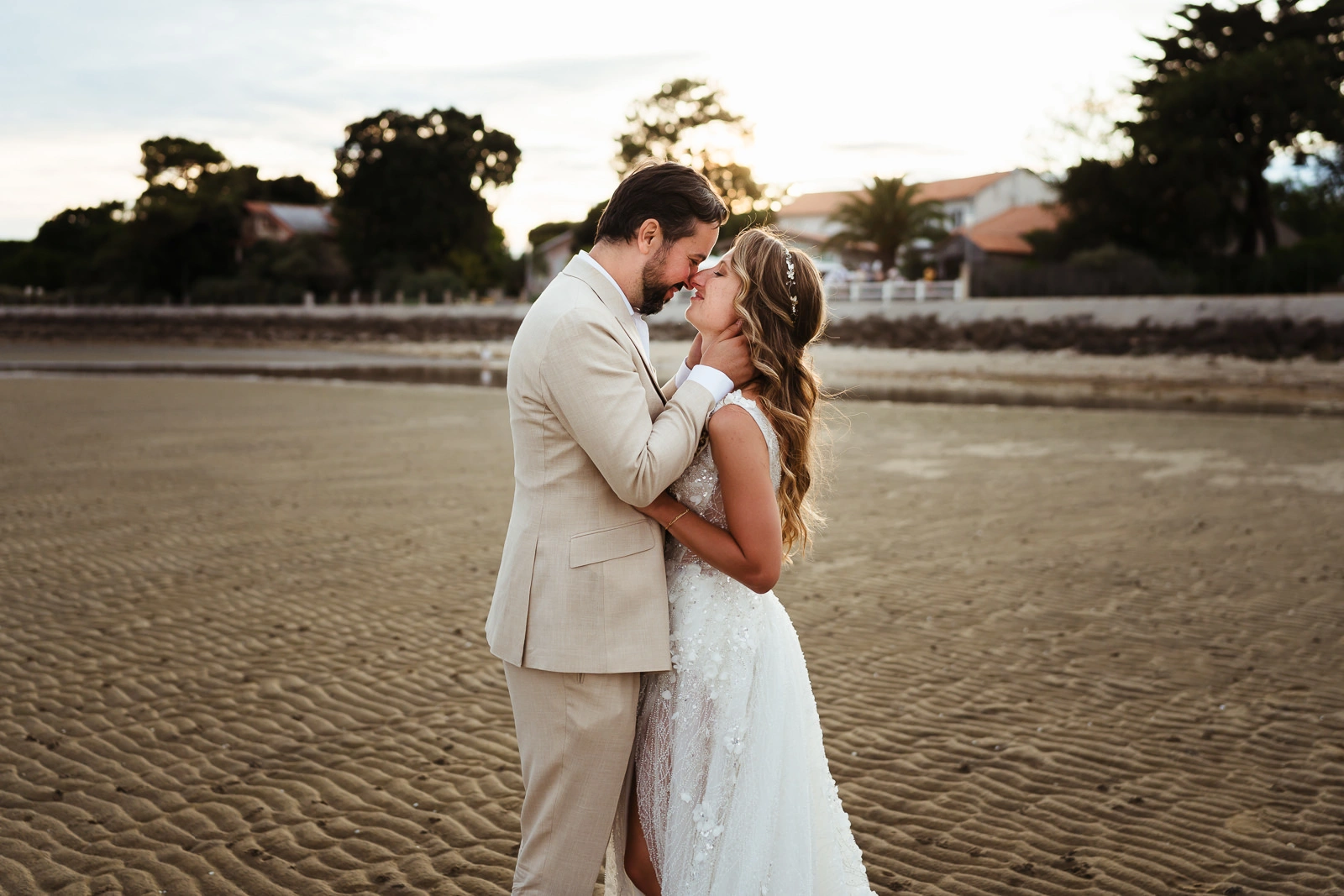 Couple s'embrassant marié costume beige