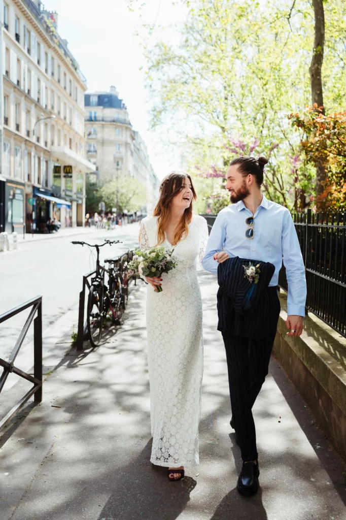Couple de mariés marchant en ville lors d'un mariage civil à Paris 11